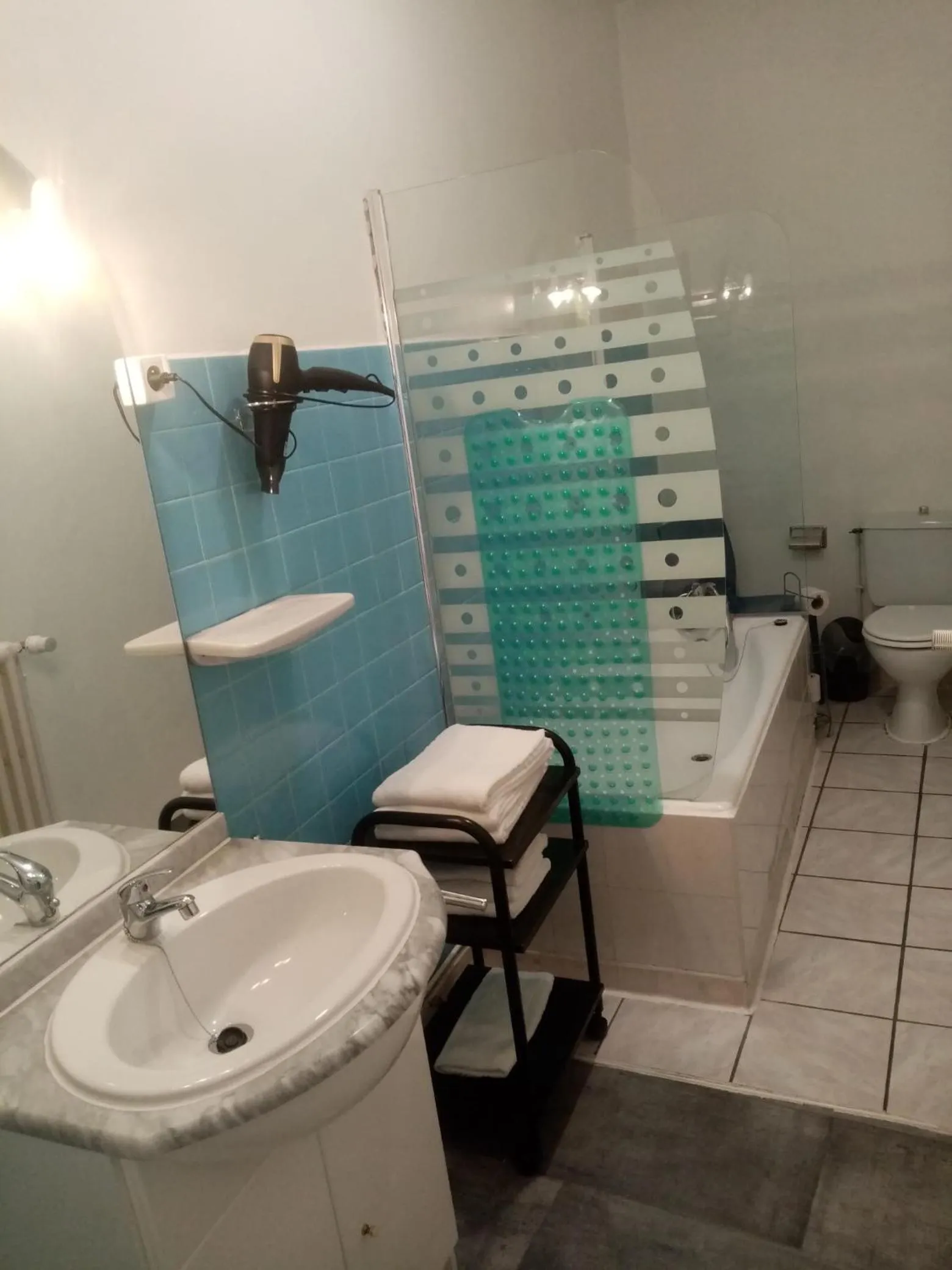 Bathroom in Hôtel Confort 09 ou HC-09