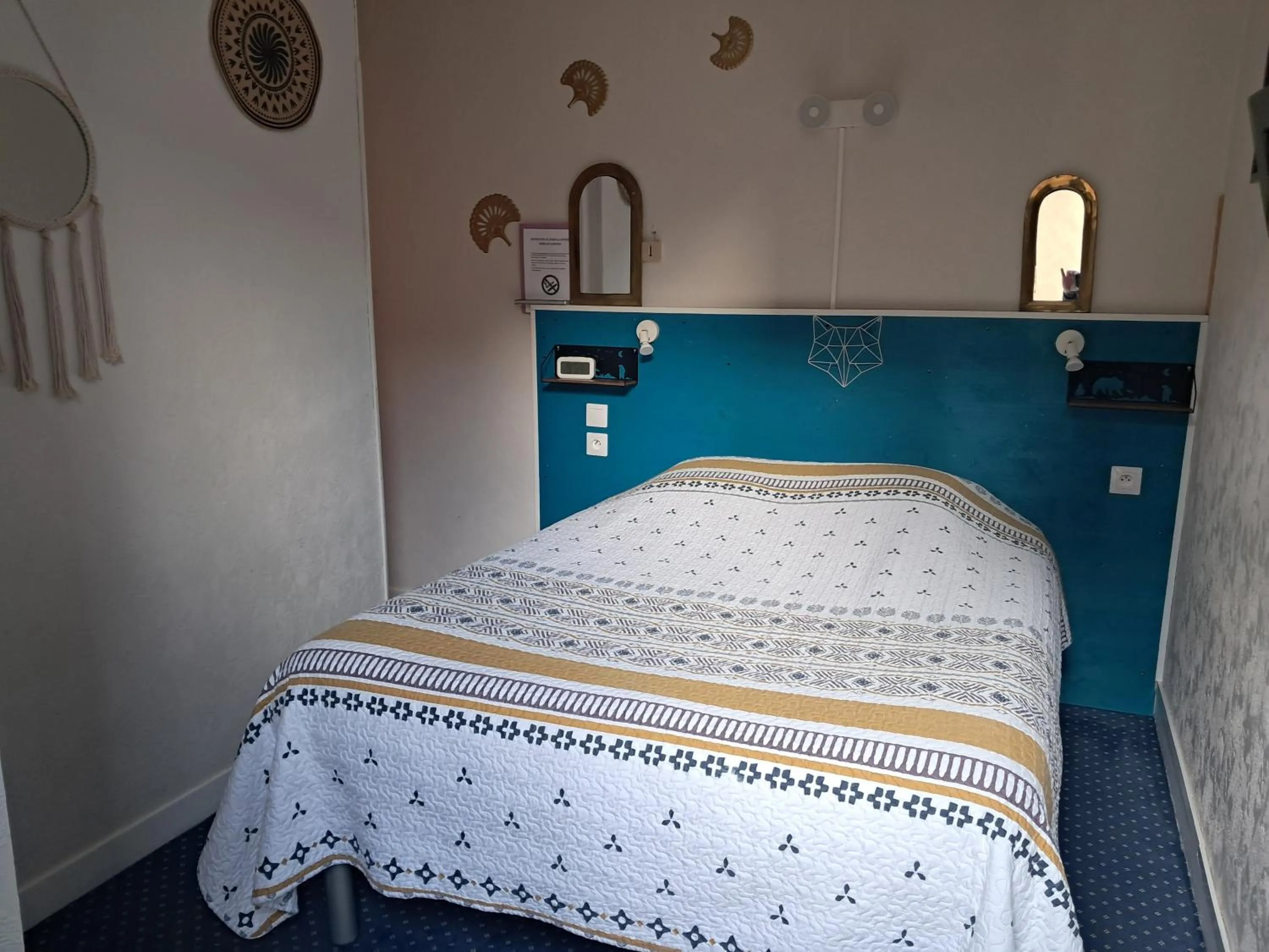 Bed in Hôtel Confort 09 ou HC-09