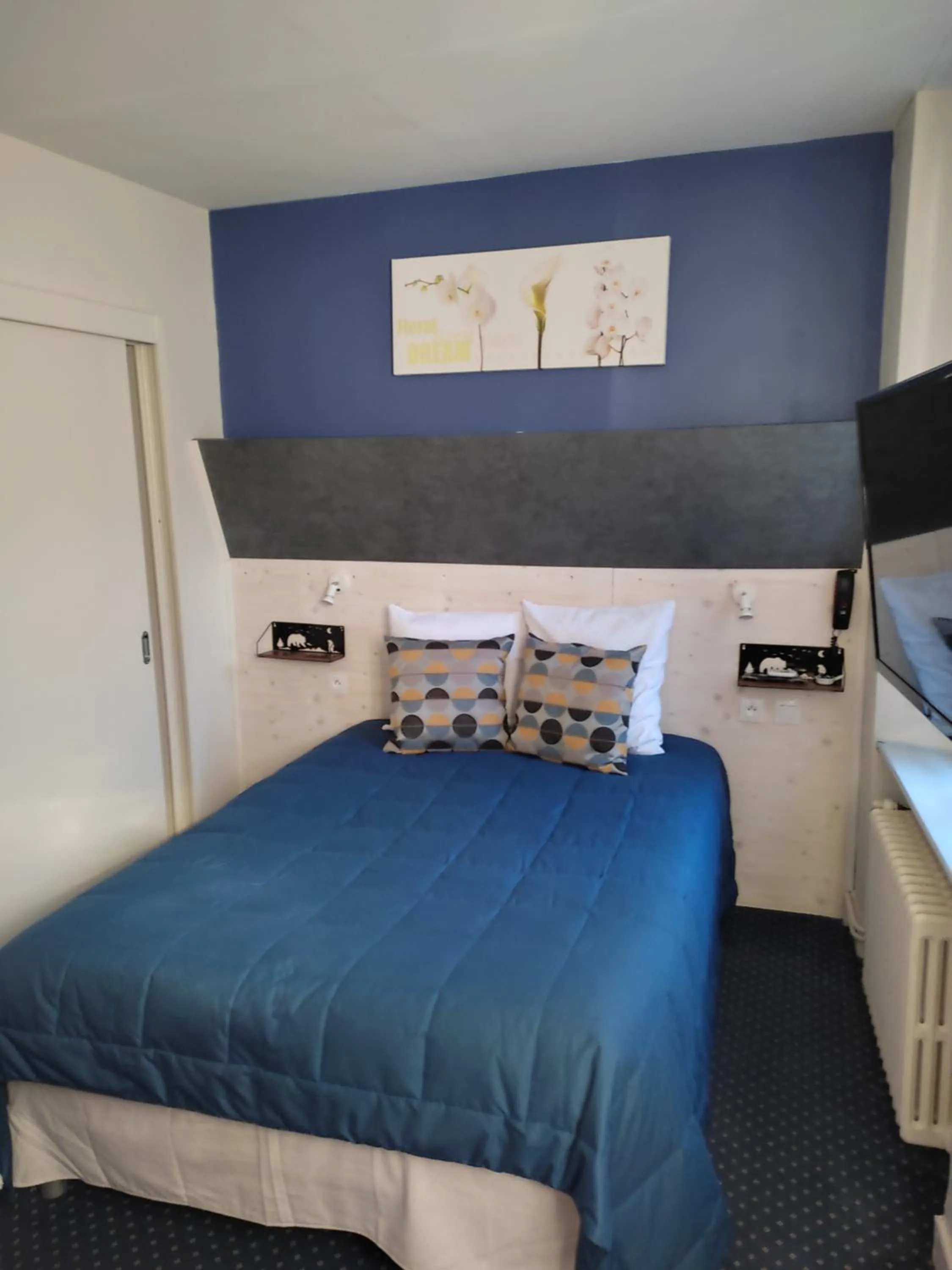 Bed in Hôtel Confort 09 ou HC-09