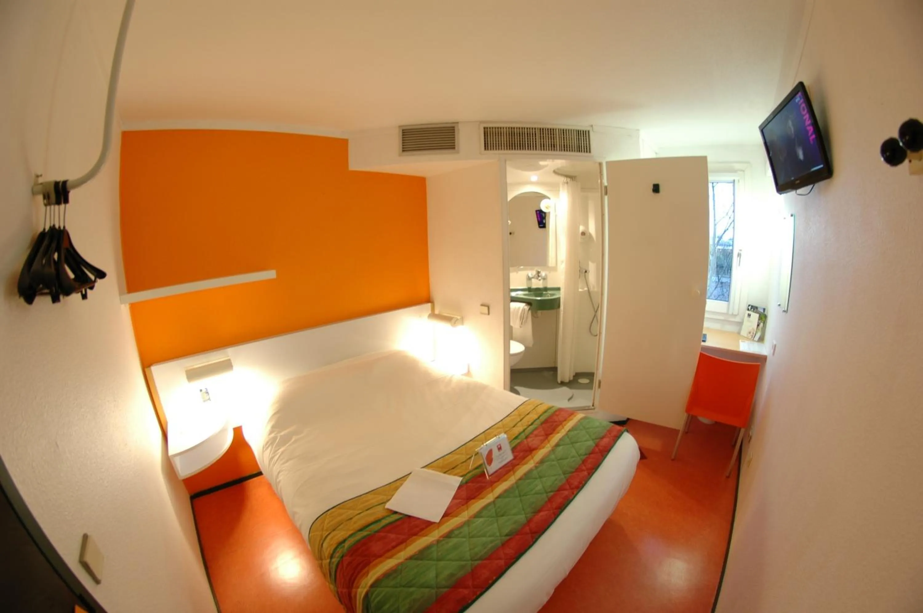 Photo of the whole room, Bed in Hôtel Eco Relais - Pau Nord