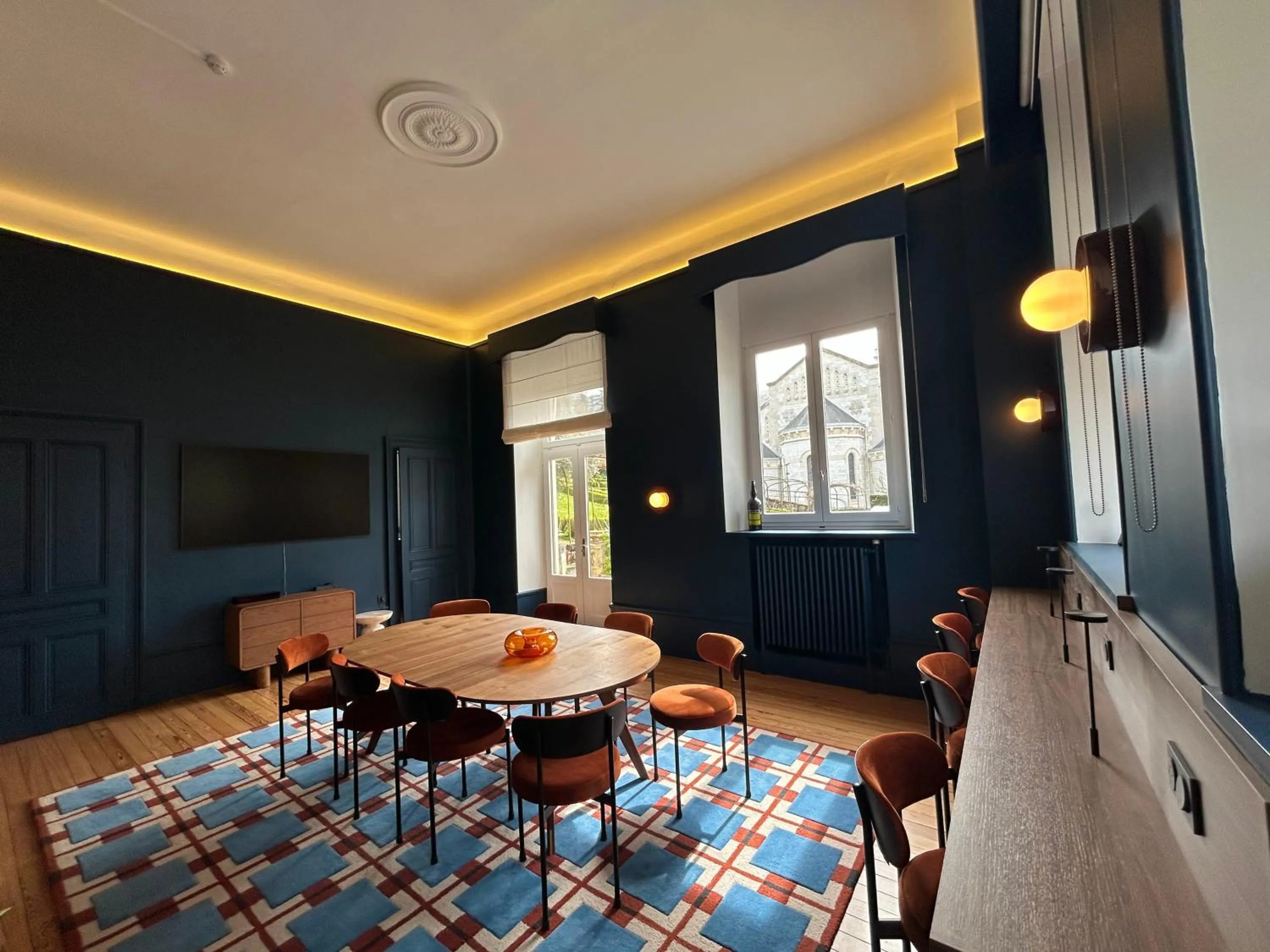 Communal lounge/ TV room in Hotel des Eaux