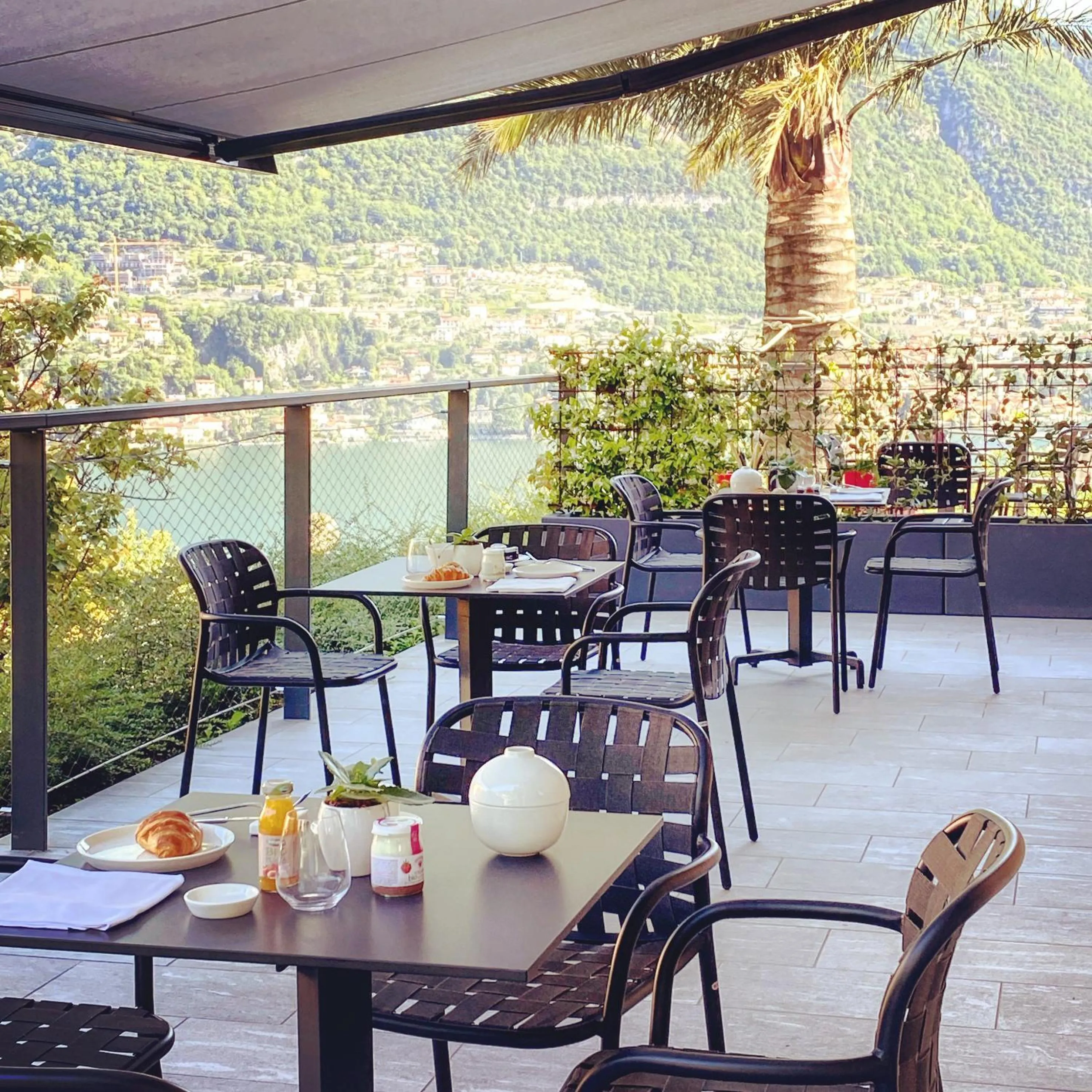 Restaurant/places to eat in Hotel Lago