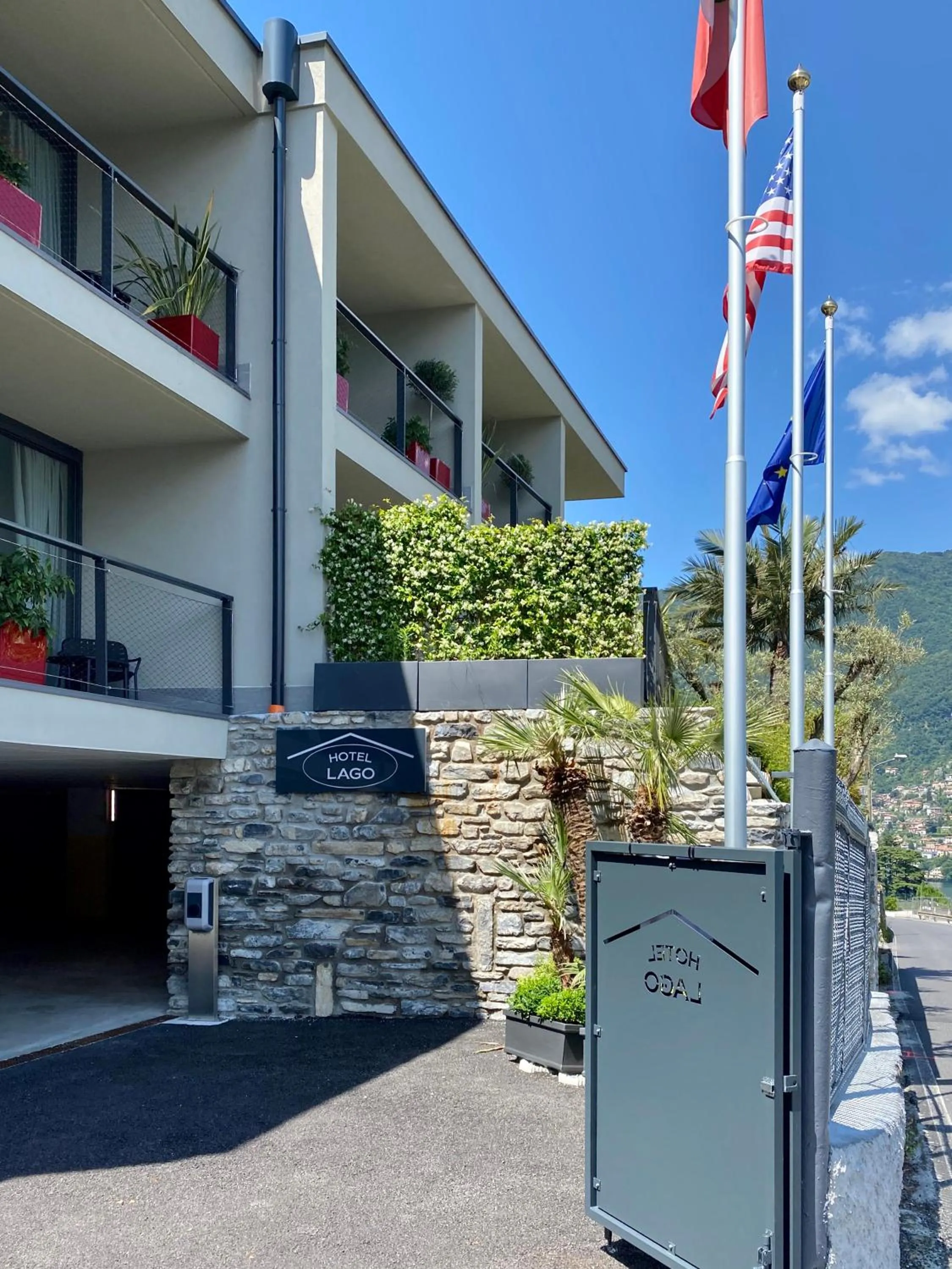 Facade/entrance in Hotel Lago