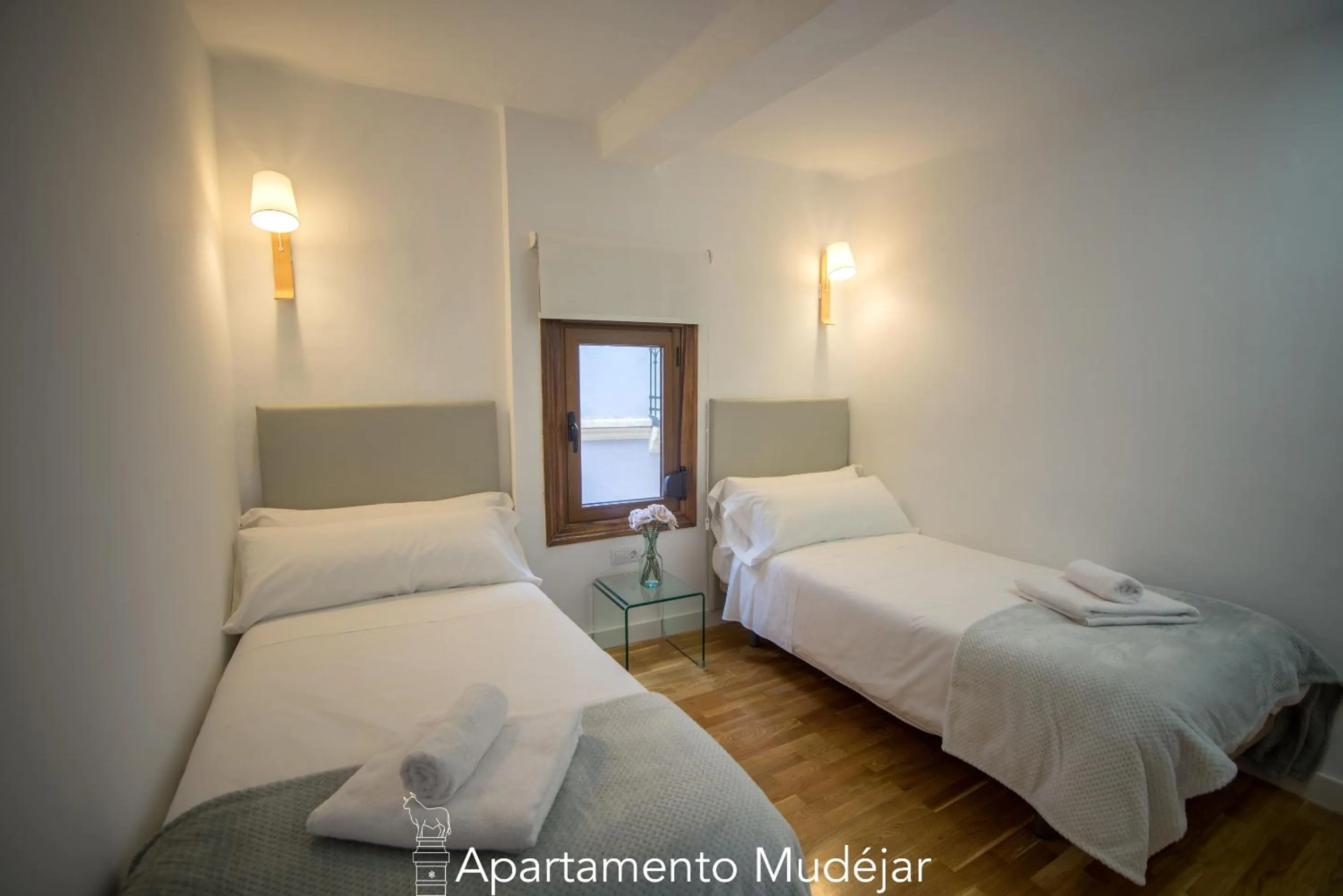 Bedroom, Bed in Apartamentos Plaza del Torico Teruel