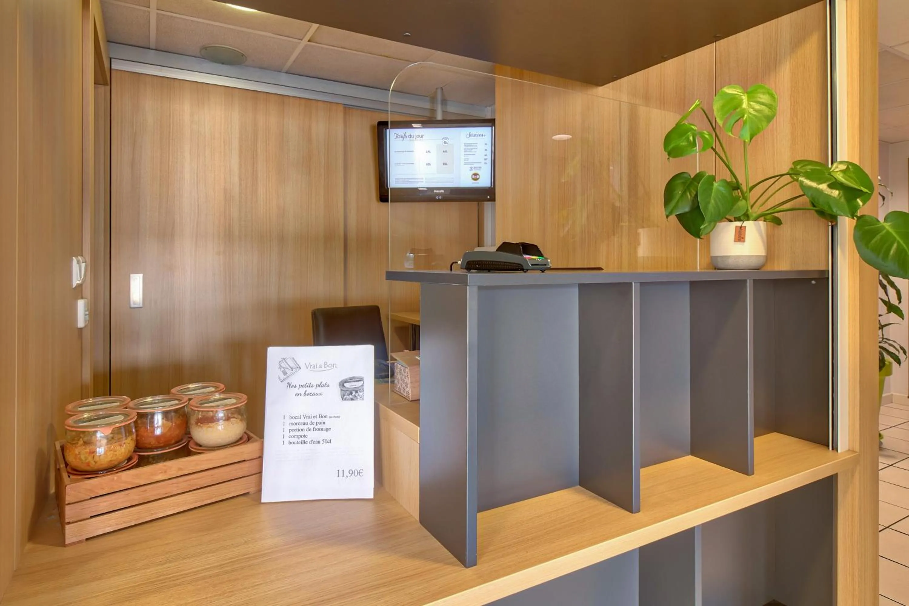 Lobby or reception in B&B HOTEL Pau Lescar