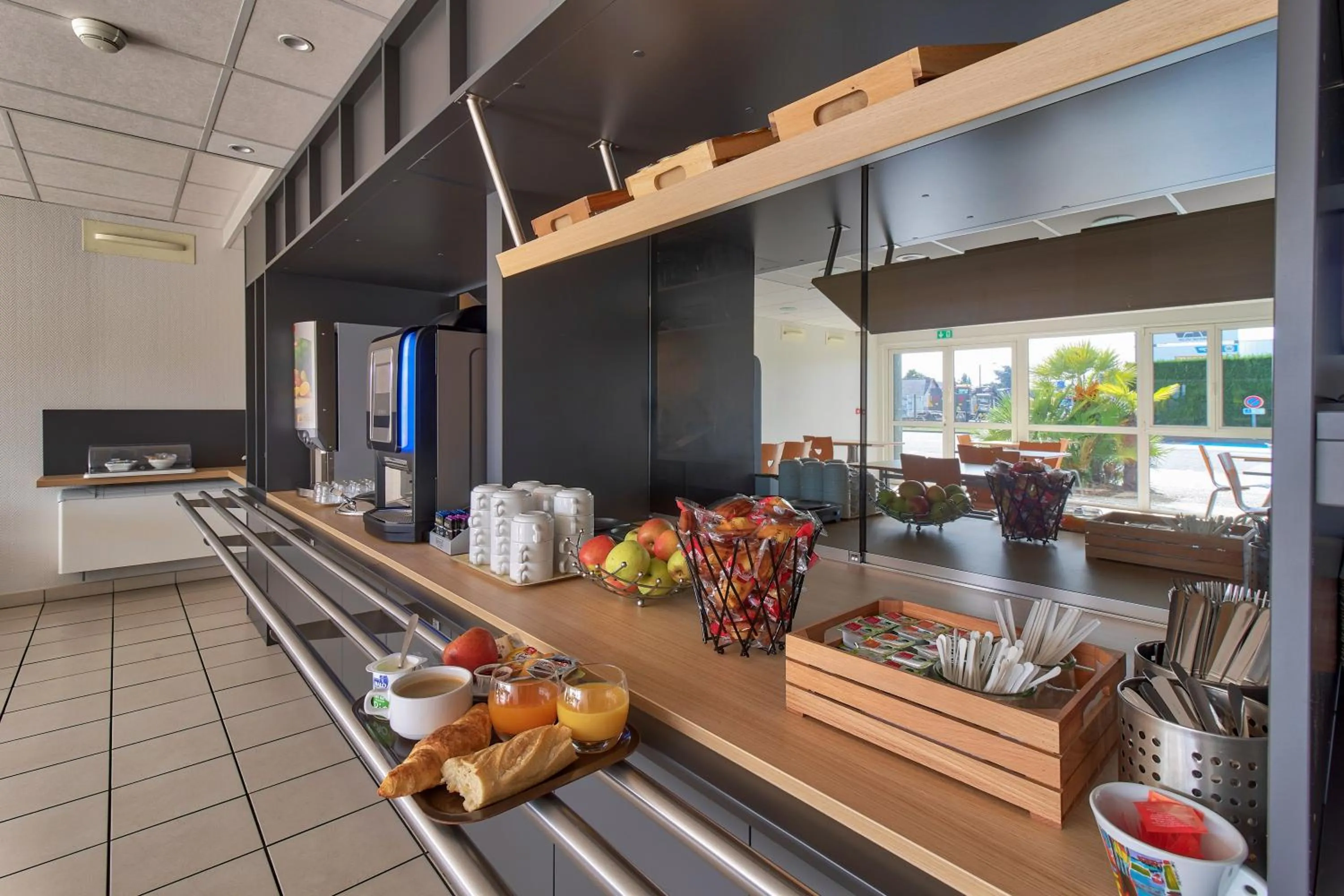 Buffet breakfast in B&B HOTEL Pau Lescar