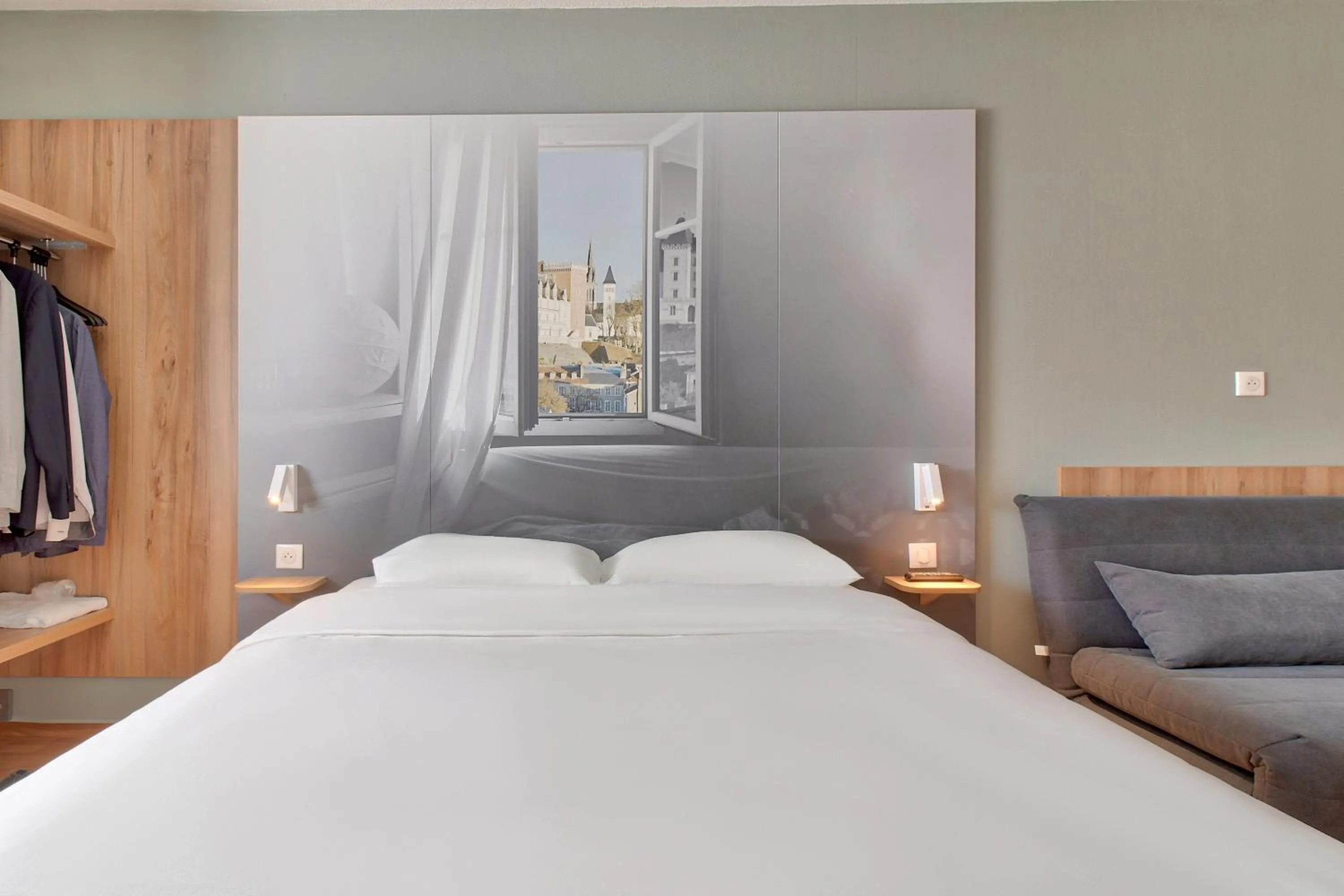 Bedroom, Bed in B&B HOTEL Pau Lescar