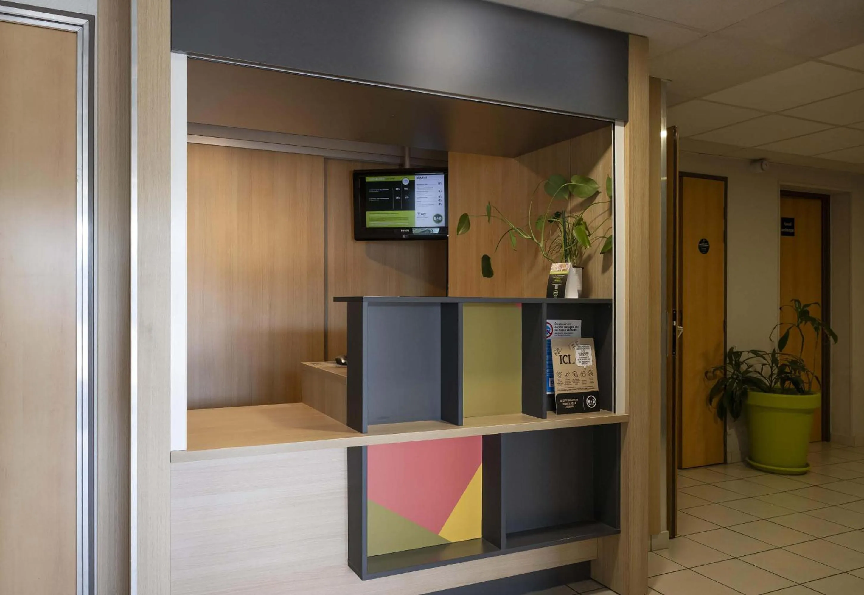 Lobby or reception in B&B HOTEL Pau Lescar