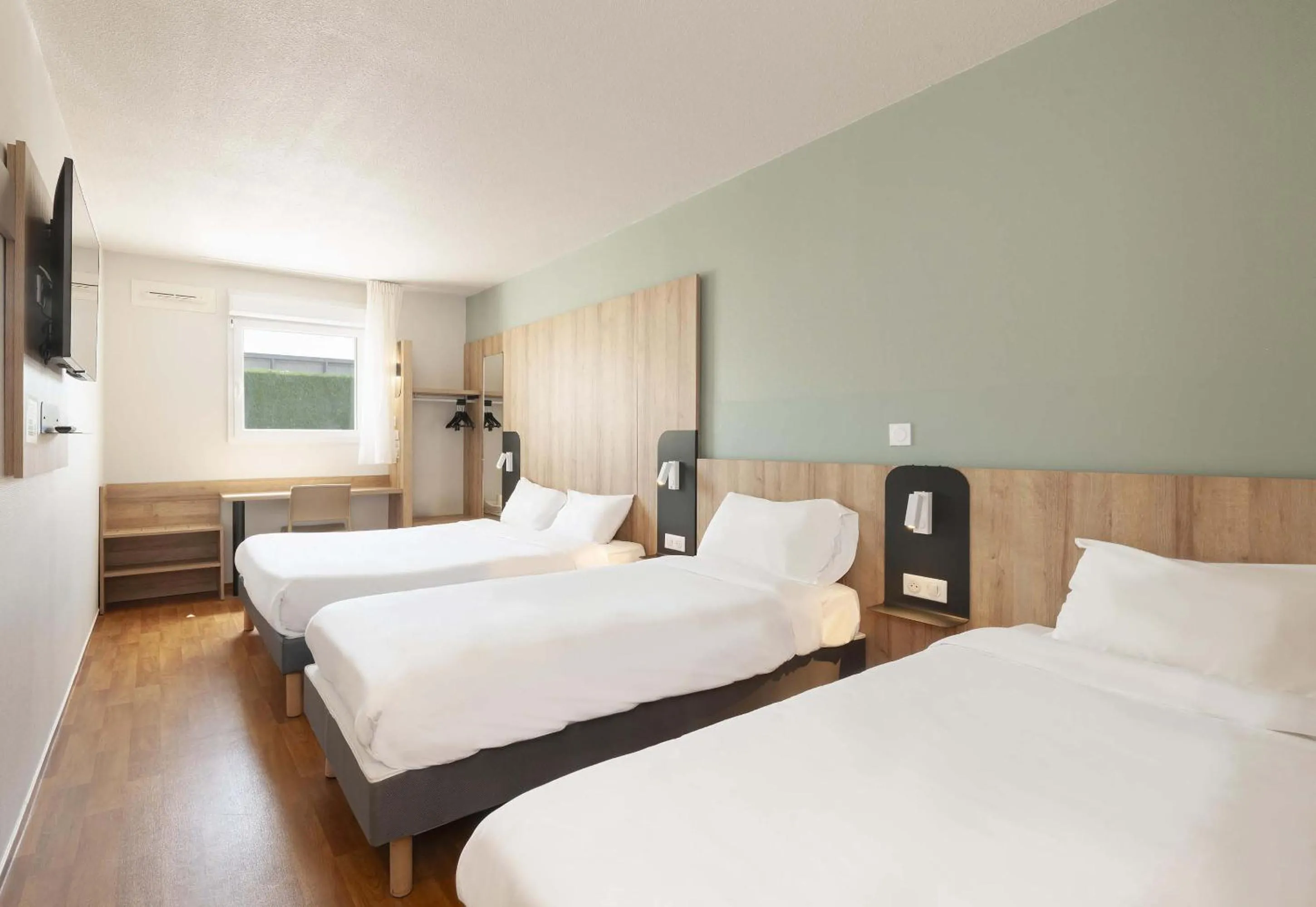 Bedroom, Bed in B&B HOTEL Pau Lescar