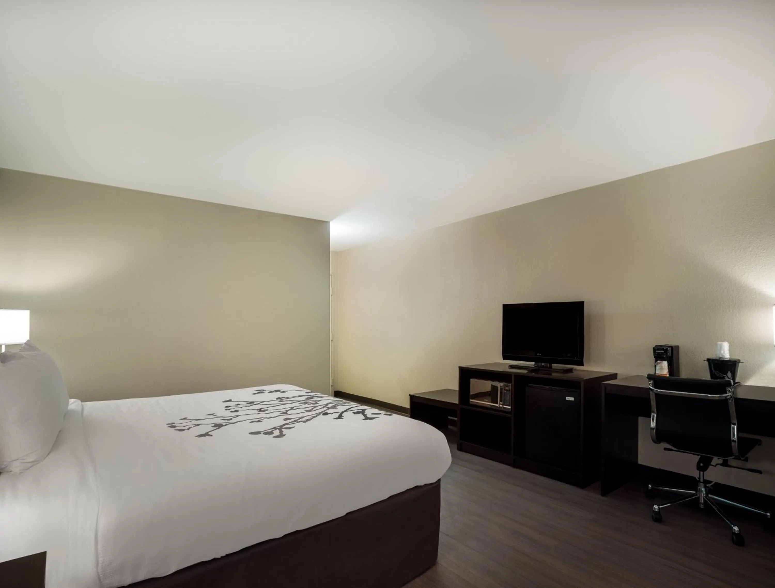 Bedroom, Bed in Sleep Inn Savannah Midtown