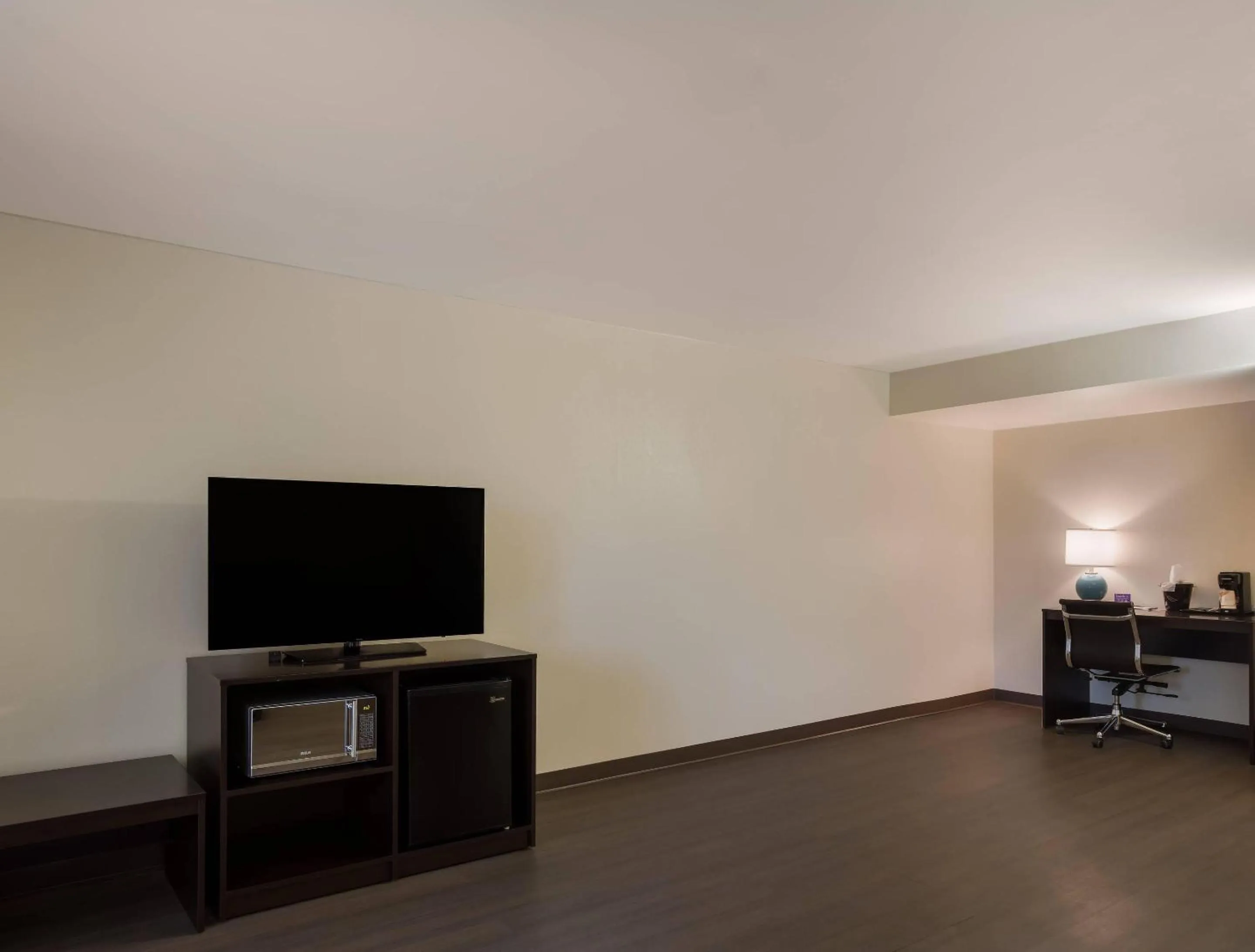 Bedroom in Sleep Inn Savannah Midtown