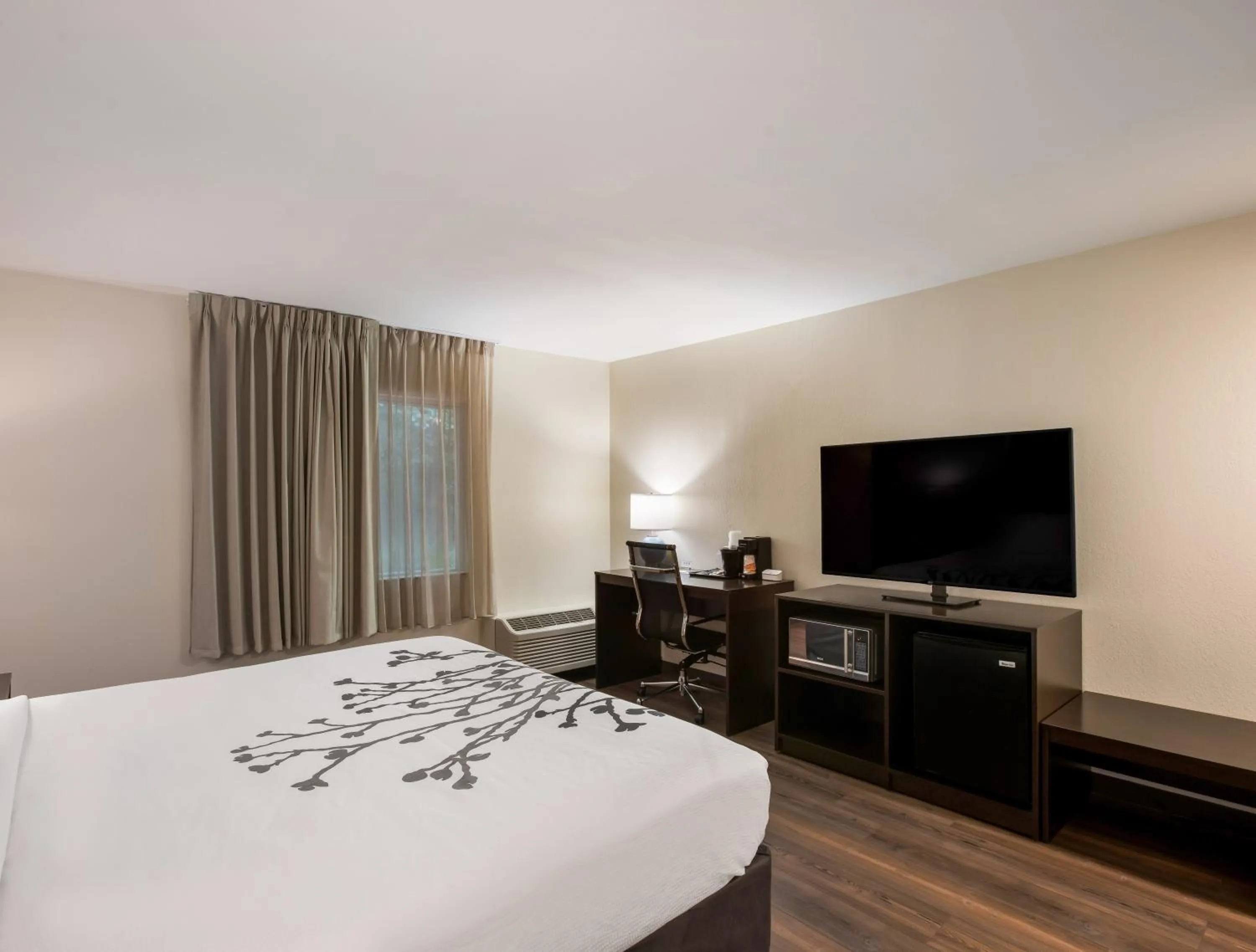 Photo of the whole room, Bed in Sleep Inn Savannah Midtown