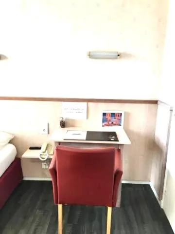 Bedroom, Bed in Logis Hôtel Restaurant Le Palous