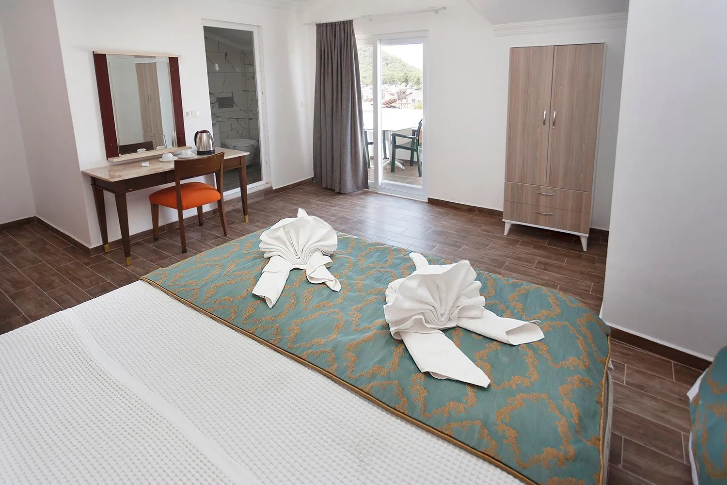 Photo of the whole room, Bed in London Hotel