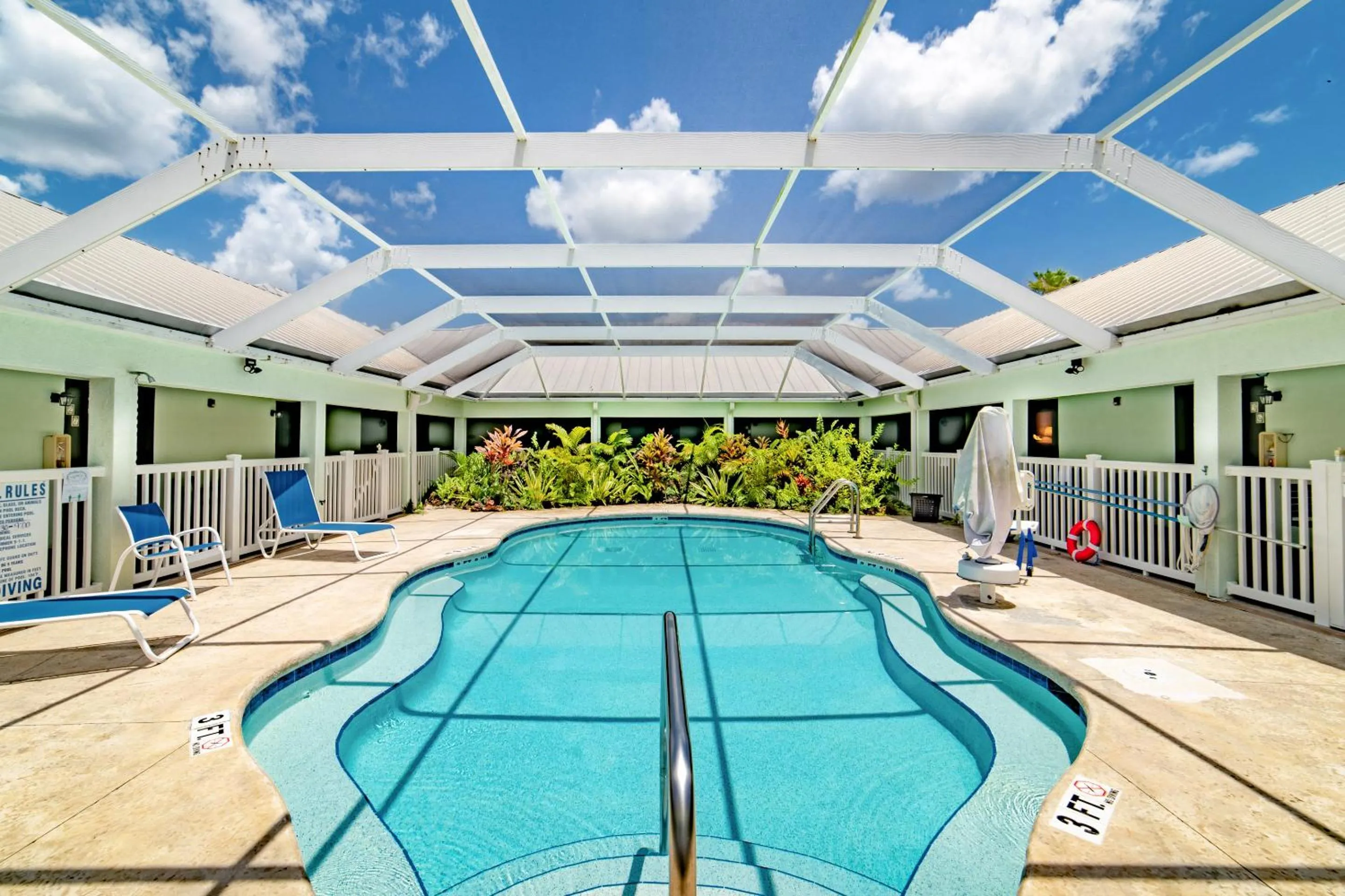 Swimming pool in Everglades Adventures Hotel Suites by Ivey House