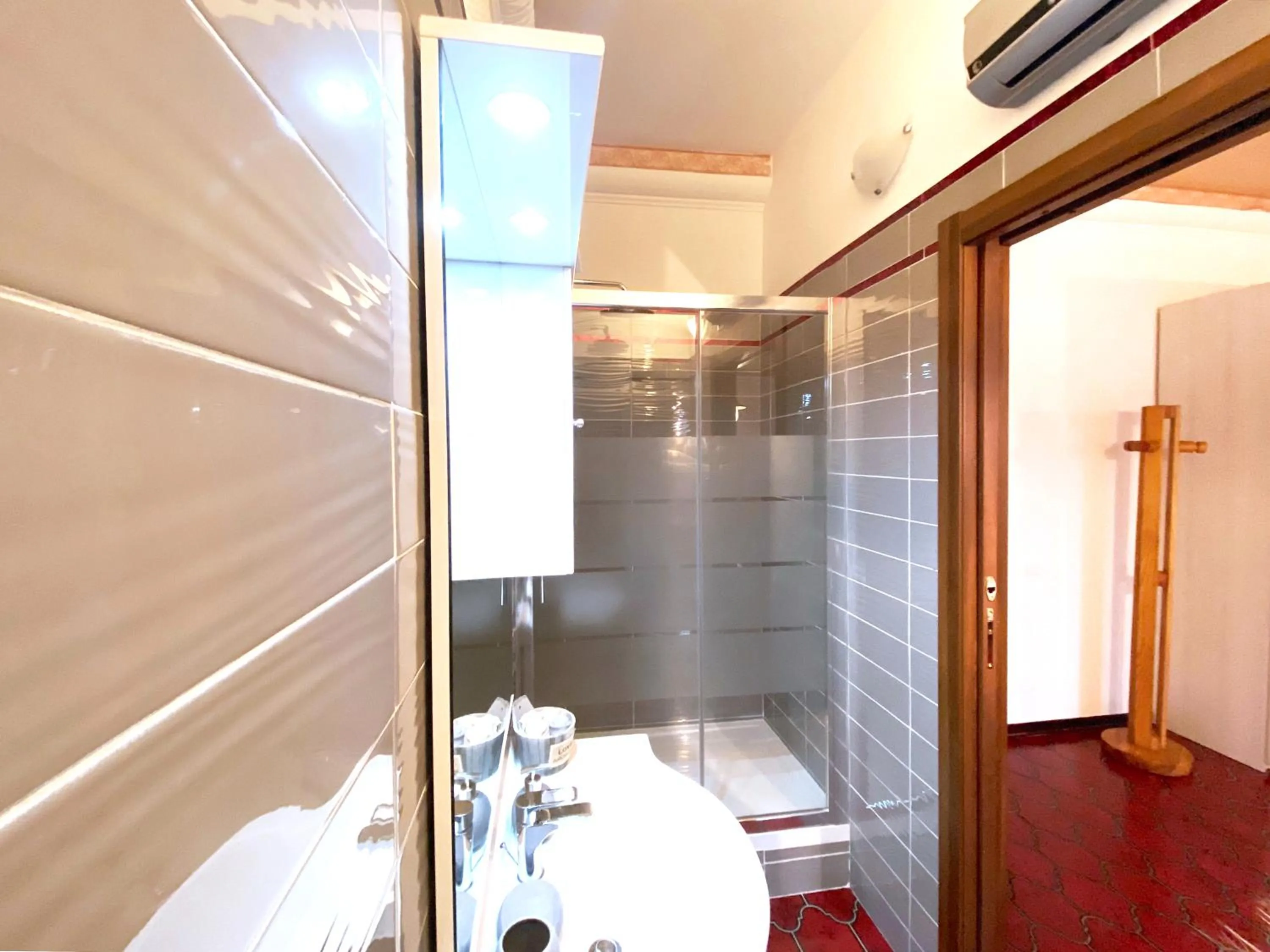 Shower in VILLA MOLINELLA