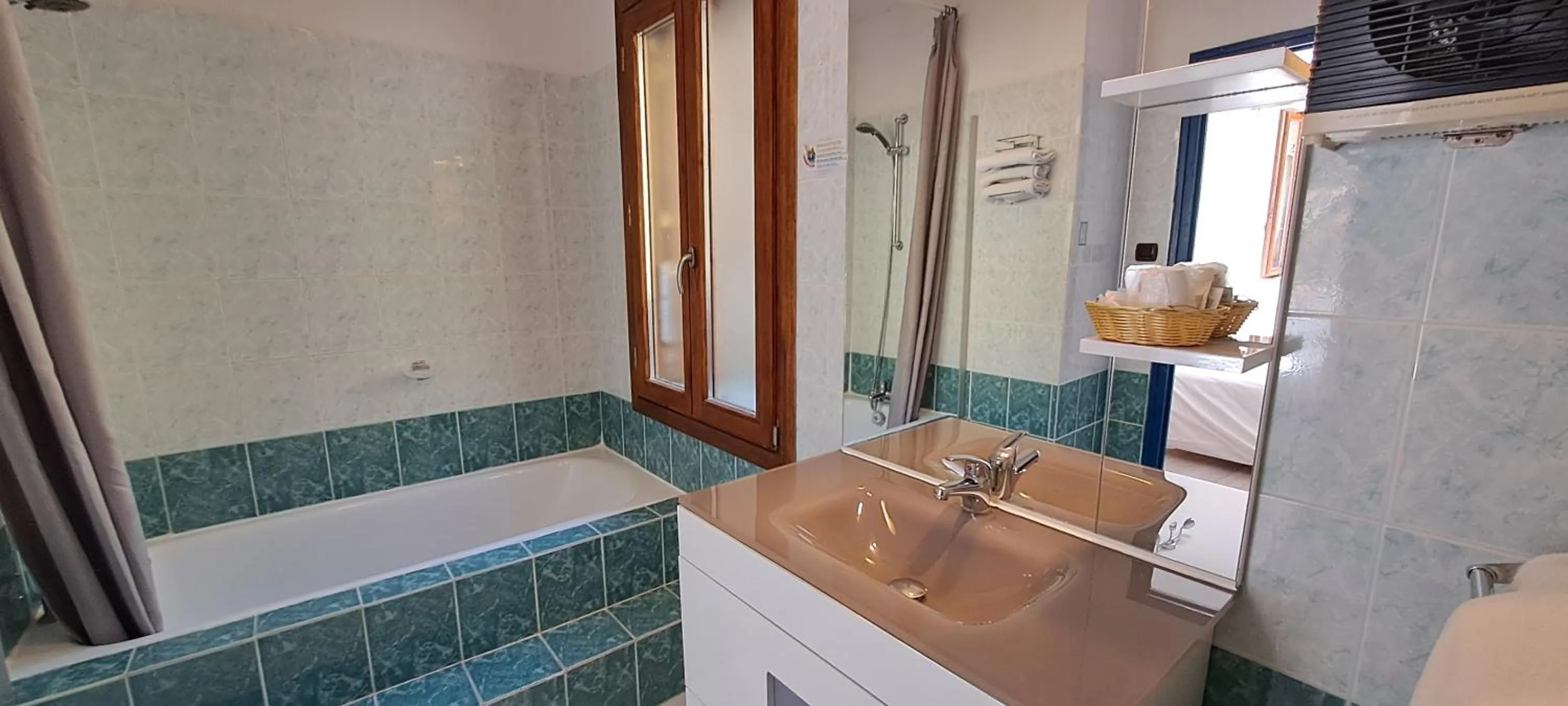 Bathroom in Logis Hôtel restaurant Auberge de la Cascade