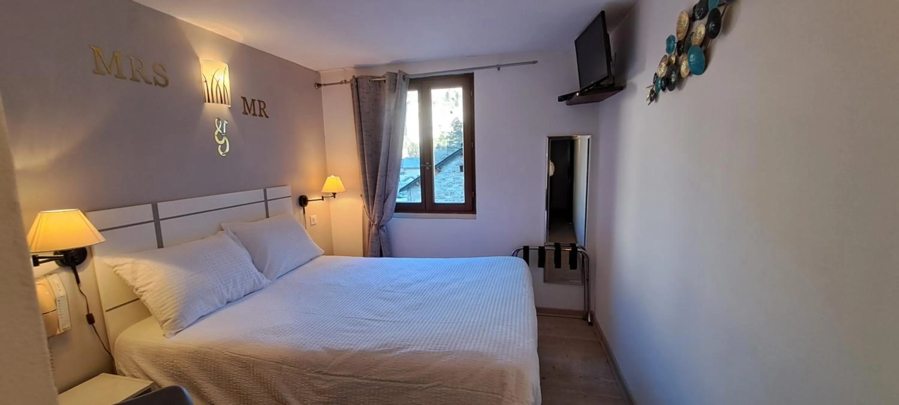 Bedroom, Bed in Logis Hôtel restaurant Auberge de la Cascade