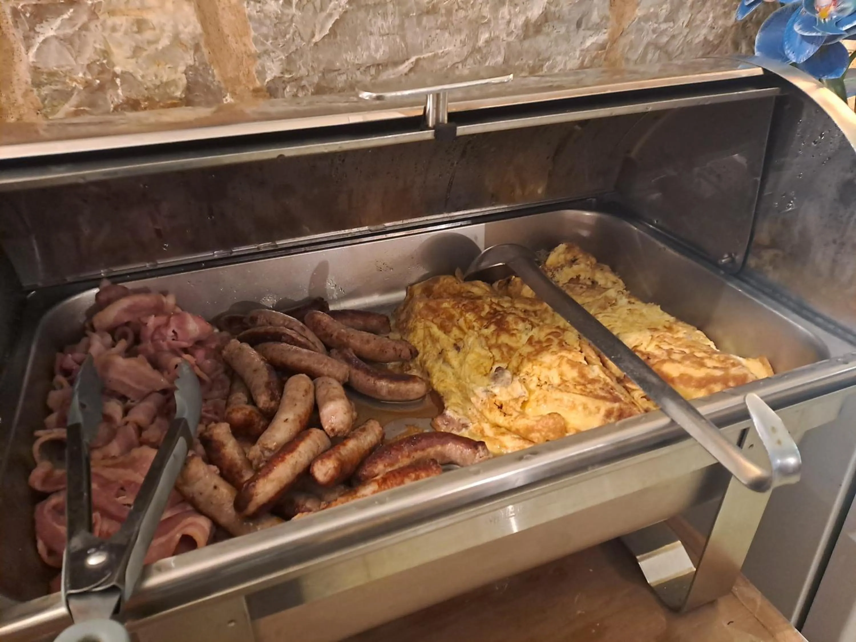 Breakfast in Logis Hôtel restaurant Auberge de la Cascade