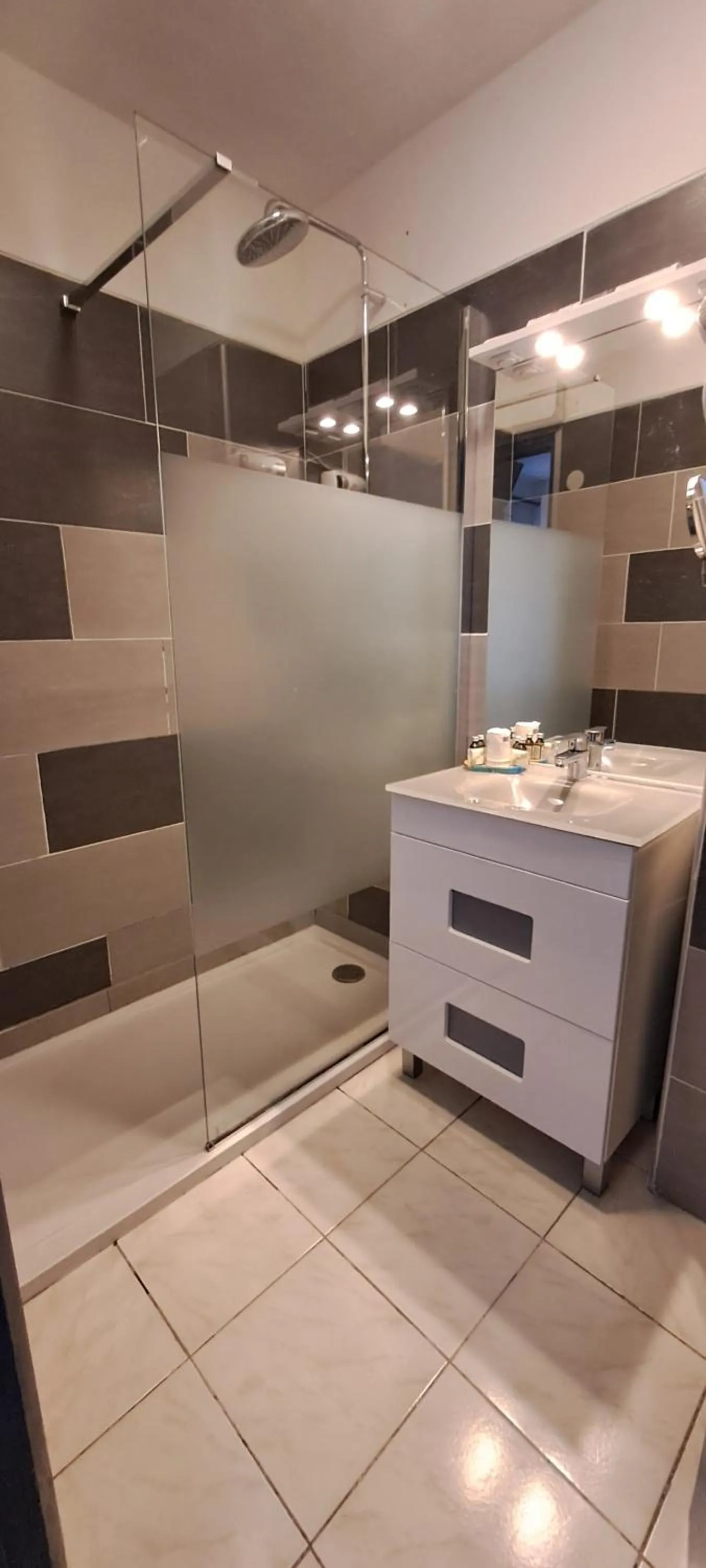 Bathroom in Logis Hôtel restaurant Auberge de la Cascade