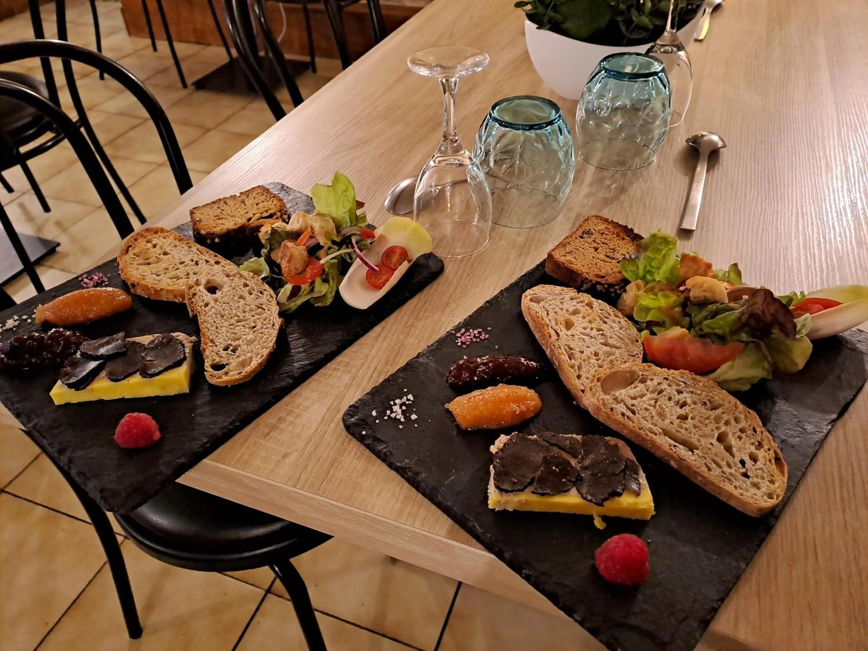 Restaurant/places to eat in Logis Hôtel restaurant Auberge de la Cascade