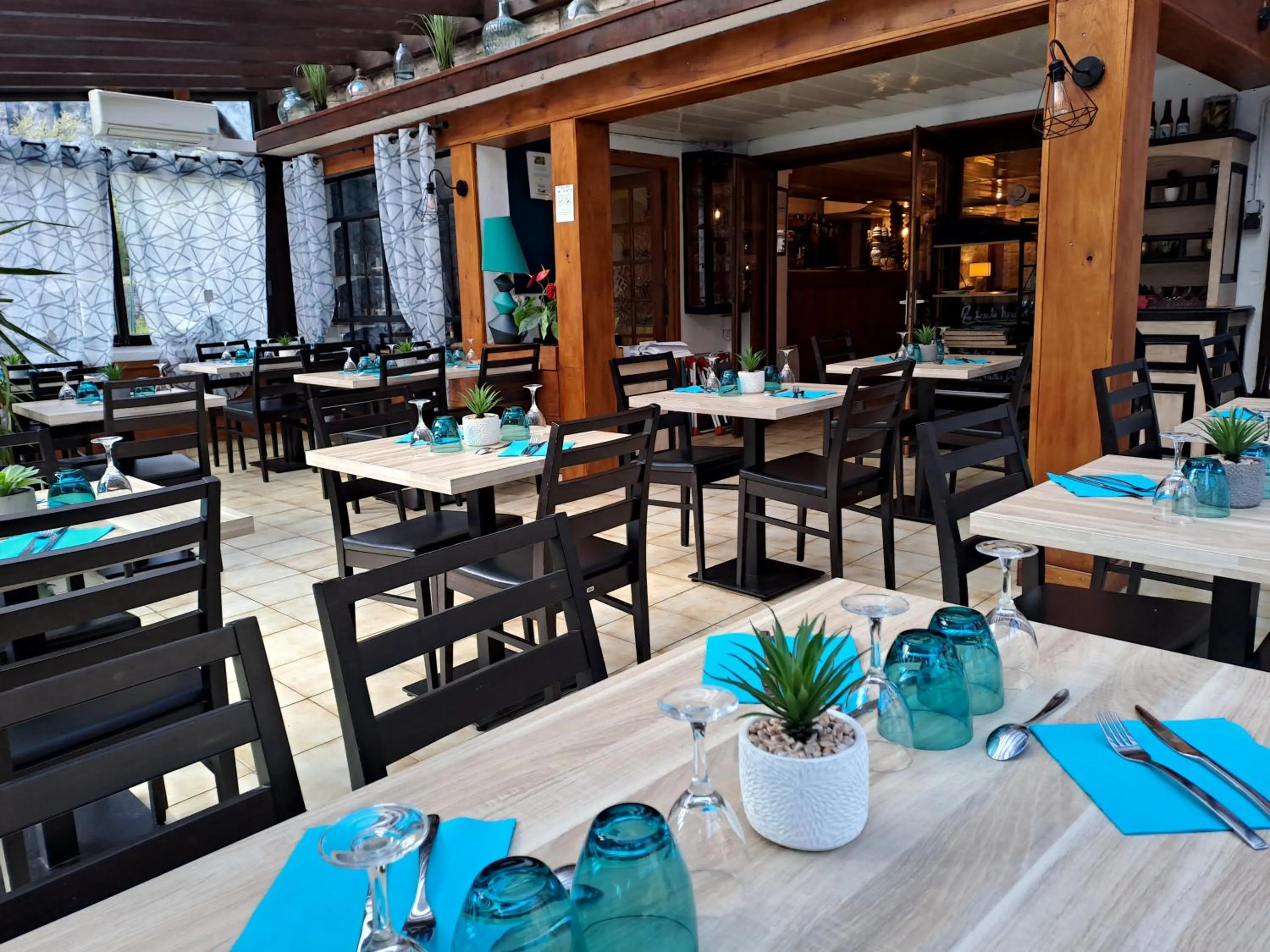 Restaurant/places to eat in Logis Hôtel restaurant Auberge de la Cascade