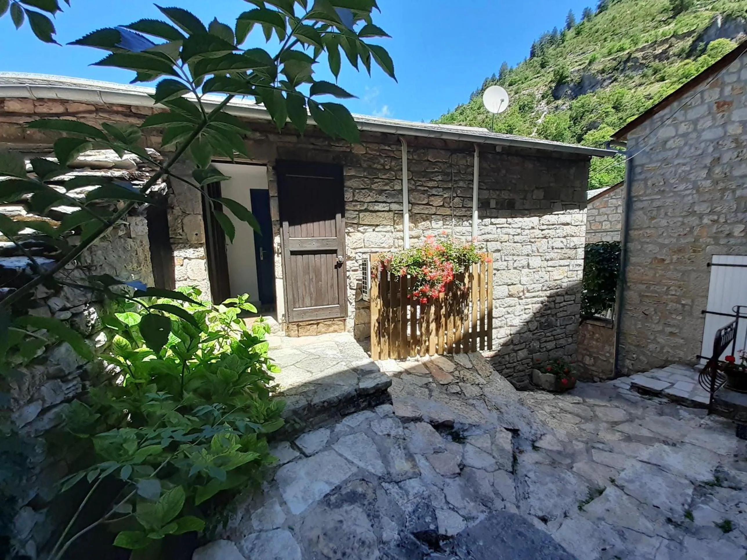 Property building in Logis Hôtel restaurant Auberge de la Cascade