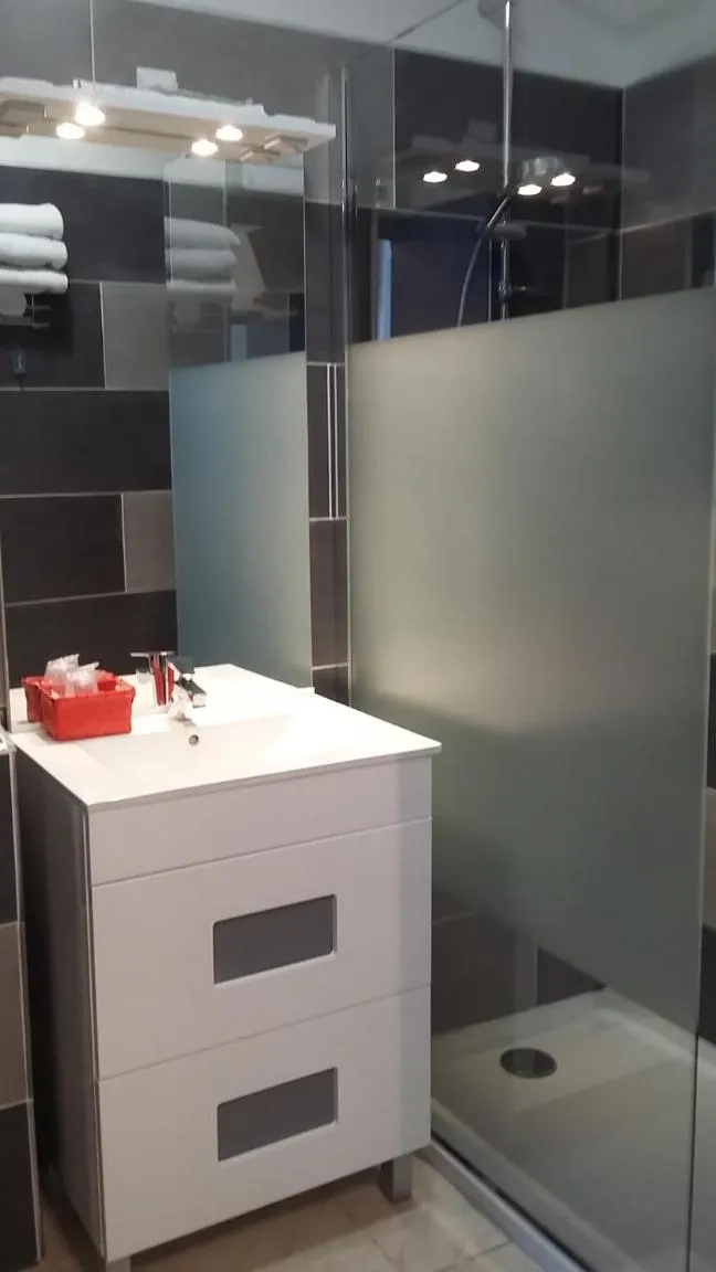 Bathroom in Logis Hôtel restaurant Auberge de la Cascade