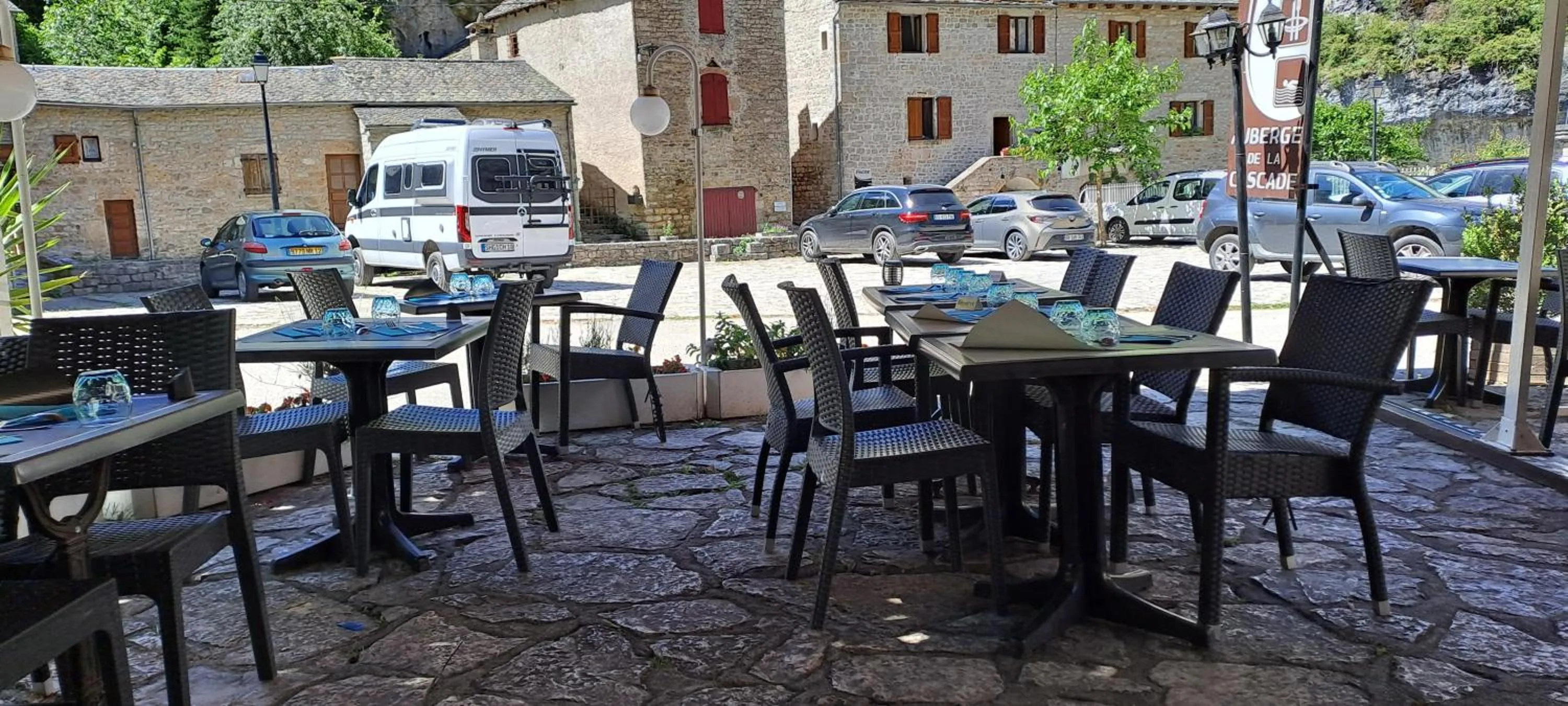 Restaurant/places to eat in Logis Hôtel restaurant Auberge de la Cascade