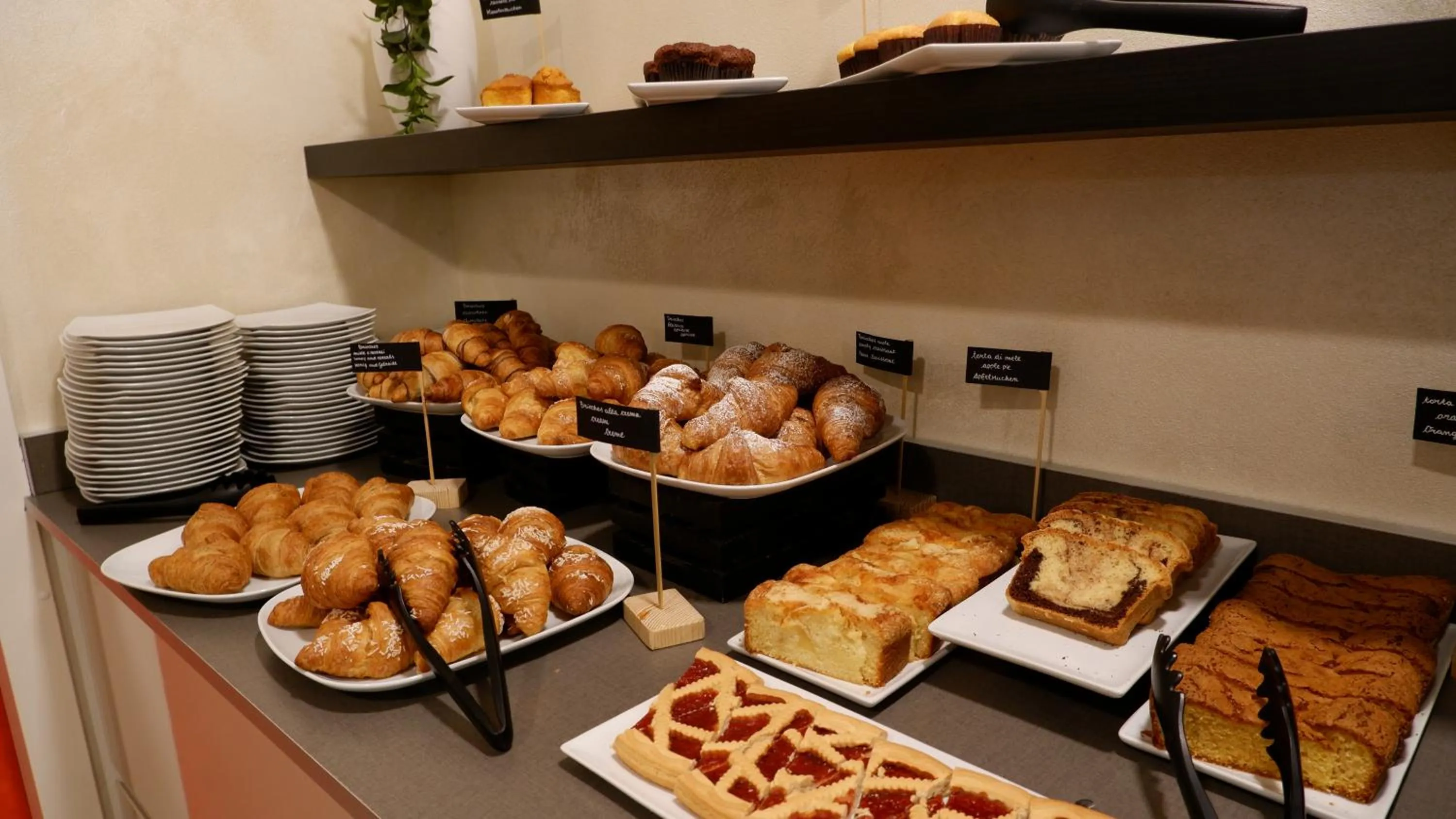 Restaurant/places to eat in Hotel Venezuela