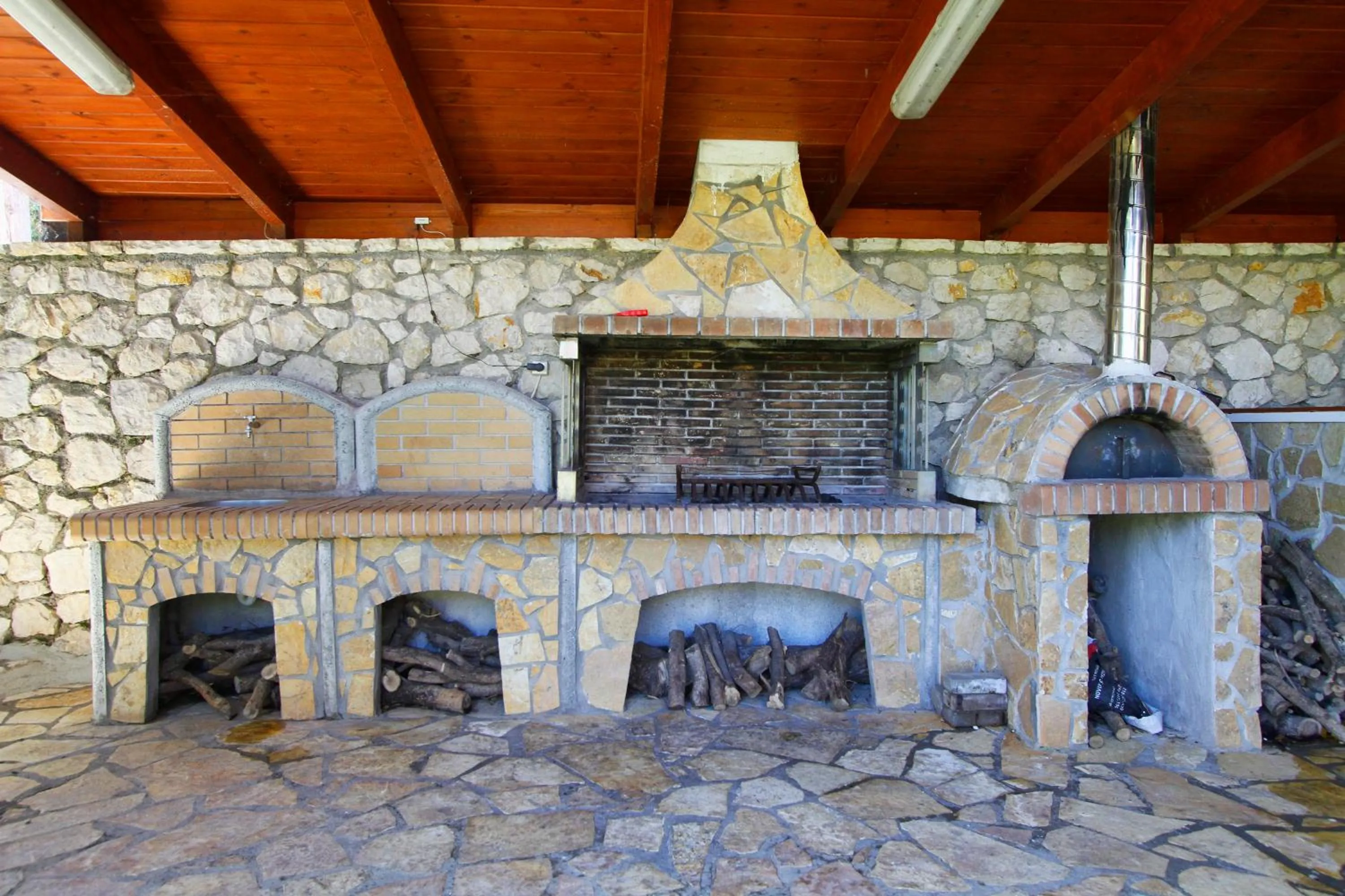 BBQ facilities in Saint Thomas Village