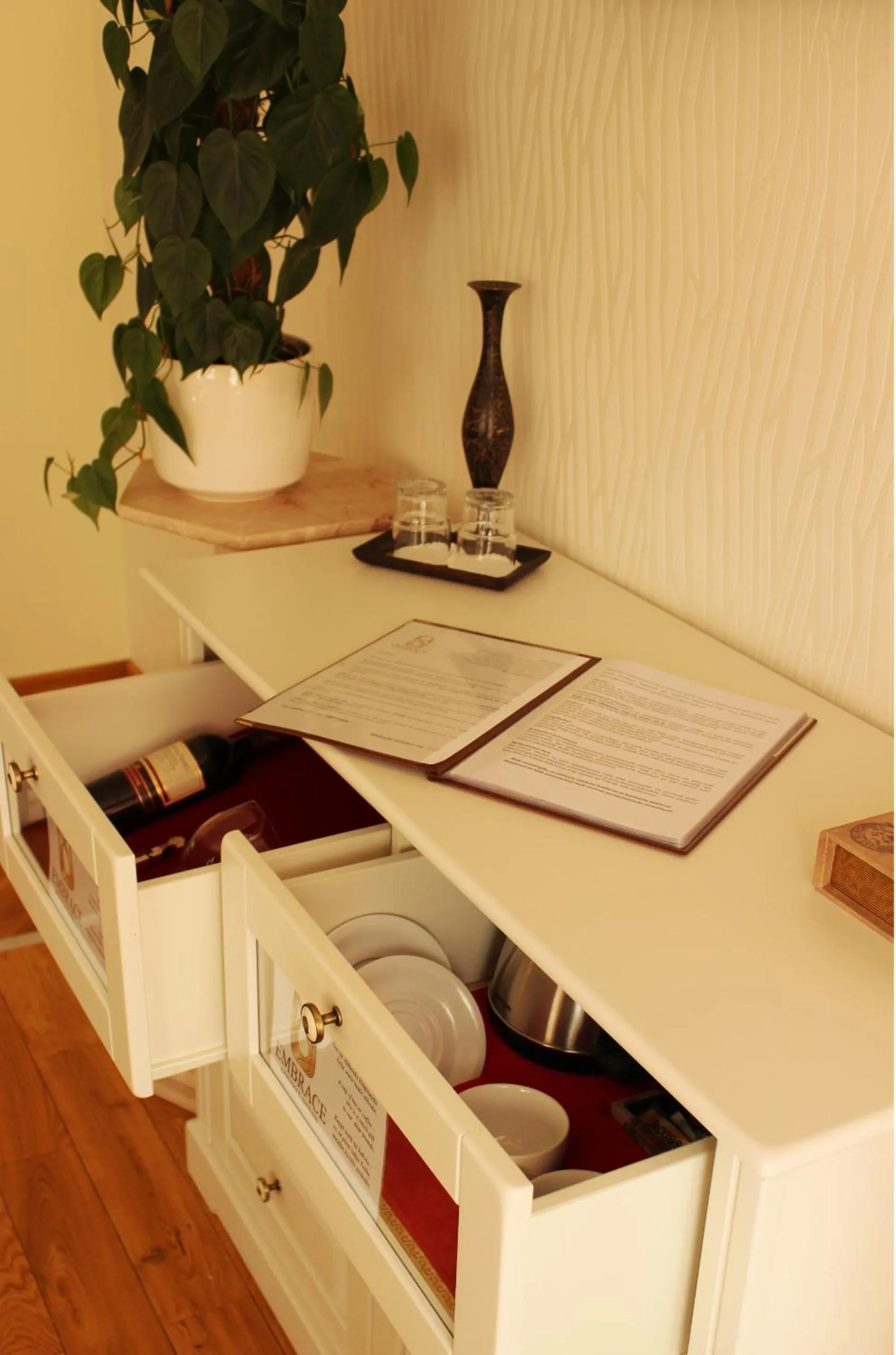 Coffee/tea facilities in Embrace Hotel & Apartments