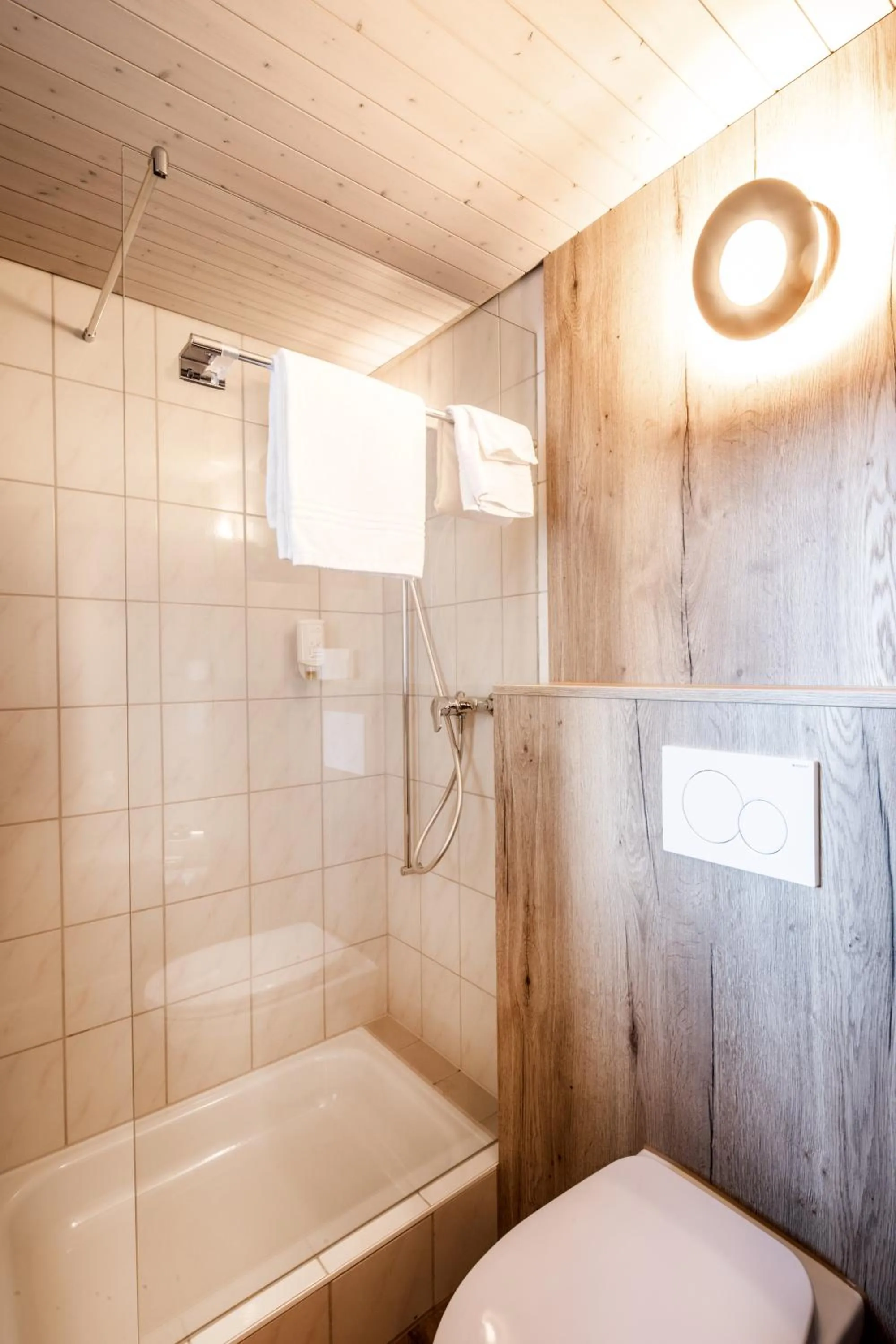 Shower in Gasthof Enge Self Check-In Hotel