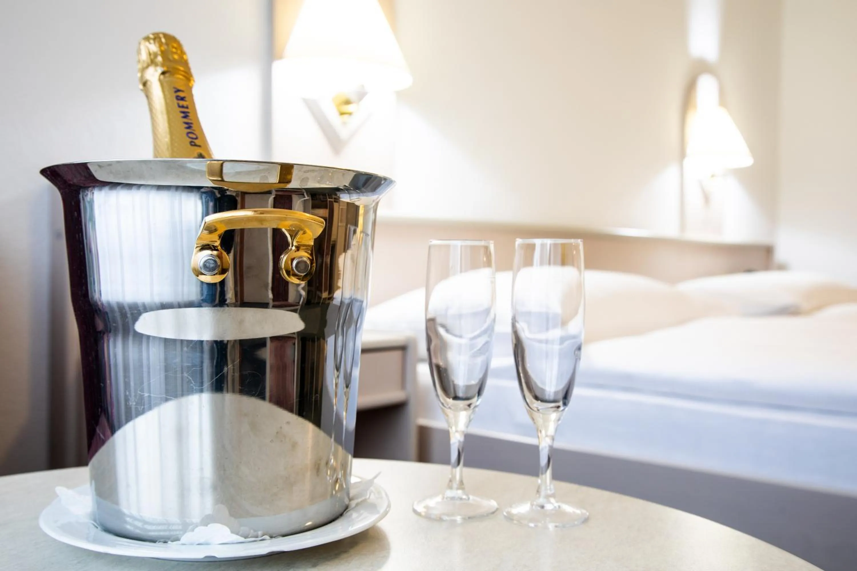 Alcoholic drinks, Bed in Gasthof Enge Self Check-In Hotel