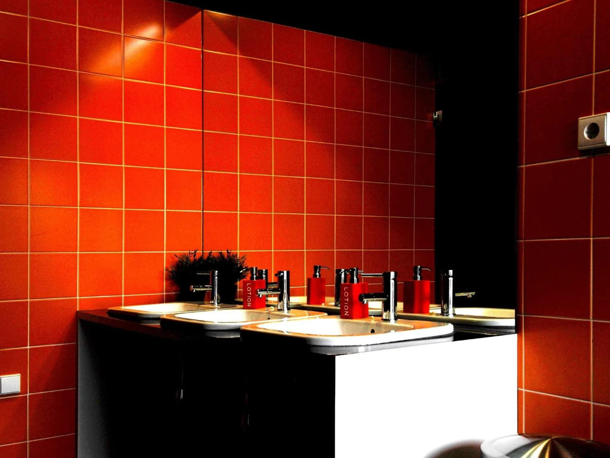 Bathroom in So Cool Hostel Porto