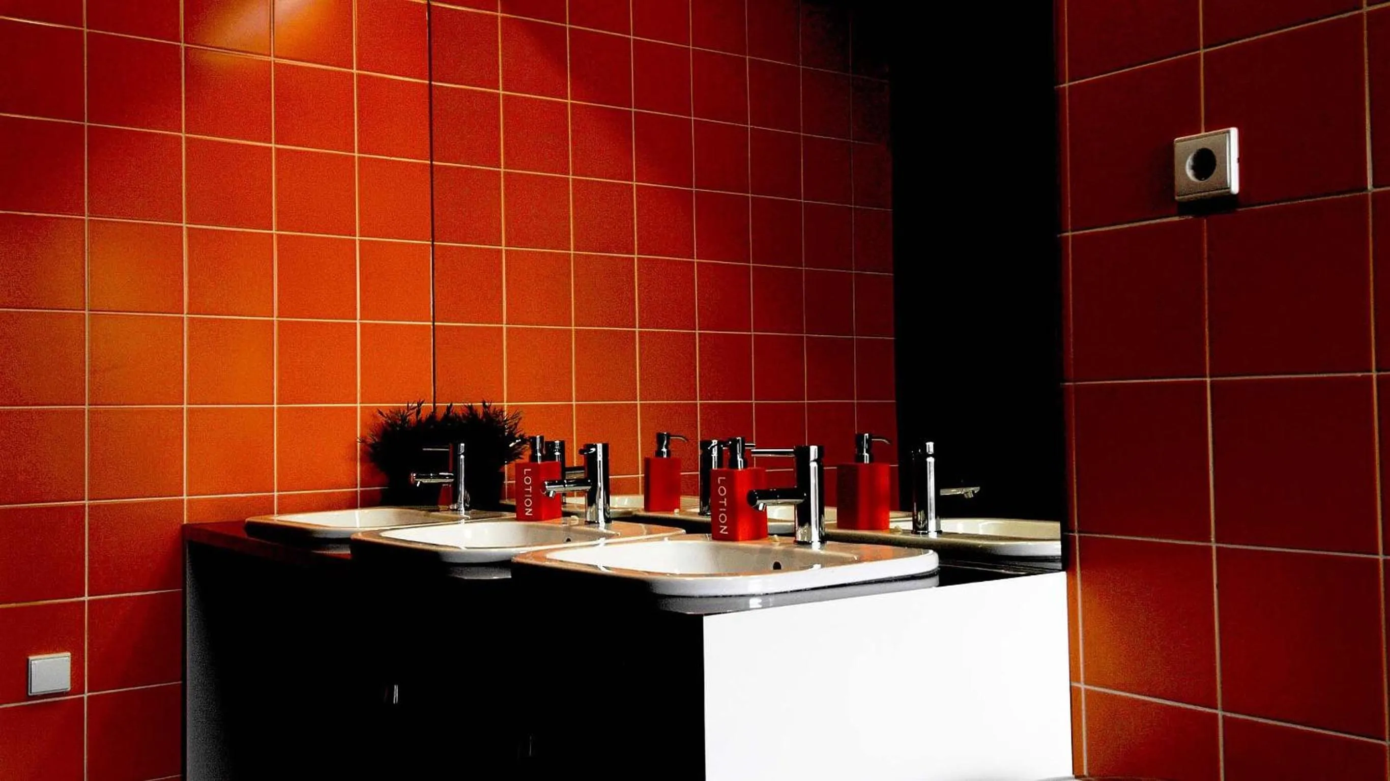 Bathroom in So Cool Hostel Porto