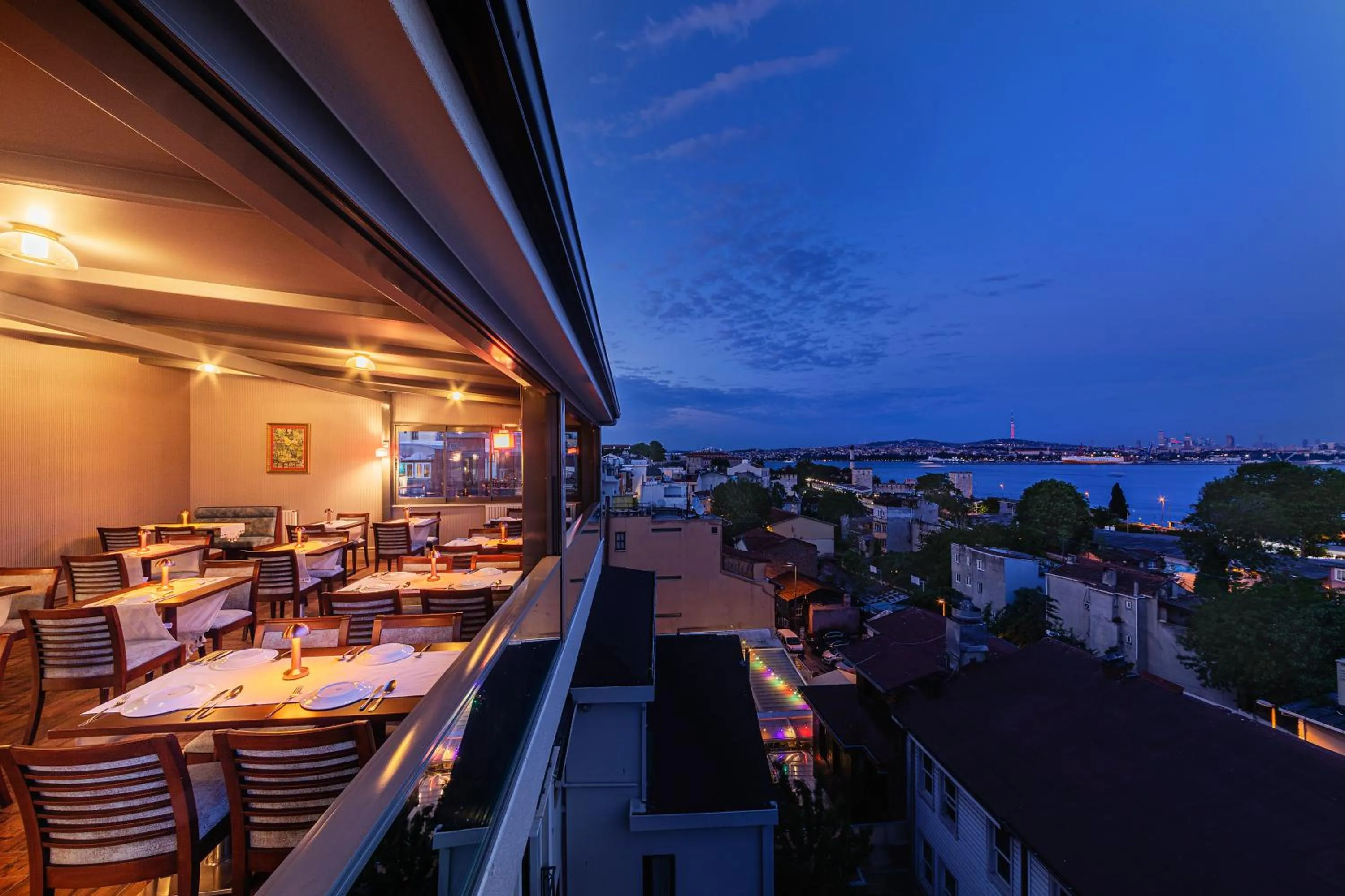 Restaurant/places to eat in Azade Premier Hotel