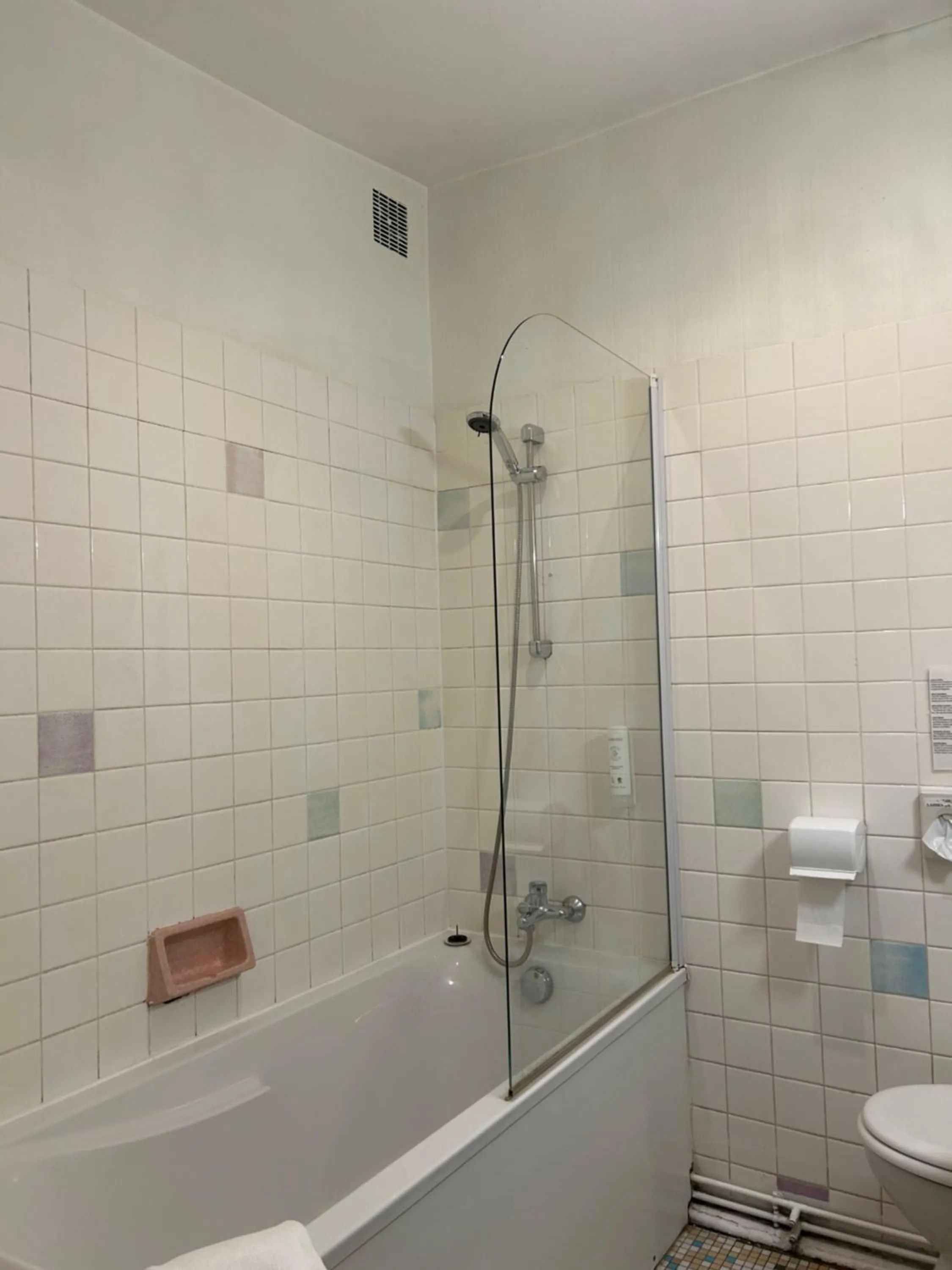 Bathroom in Hôtel des Ducs