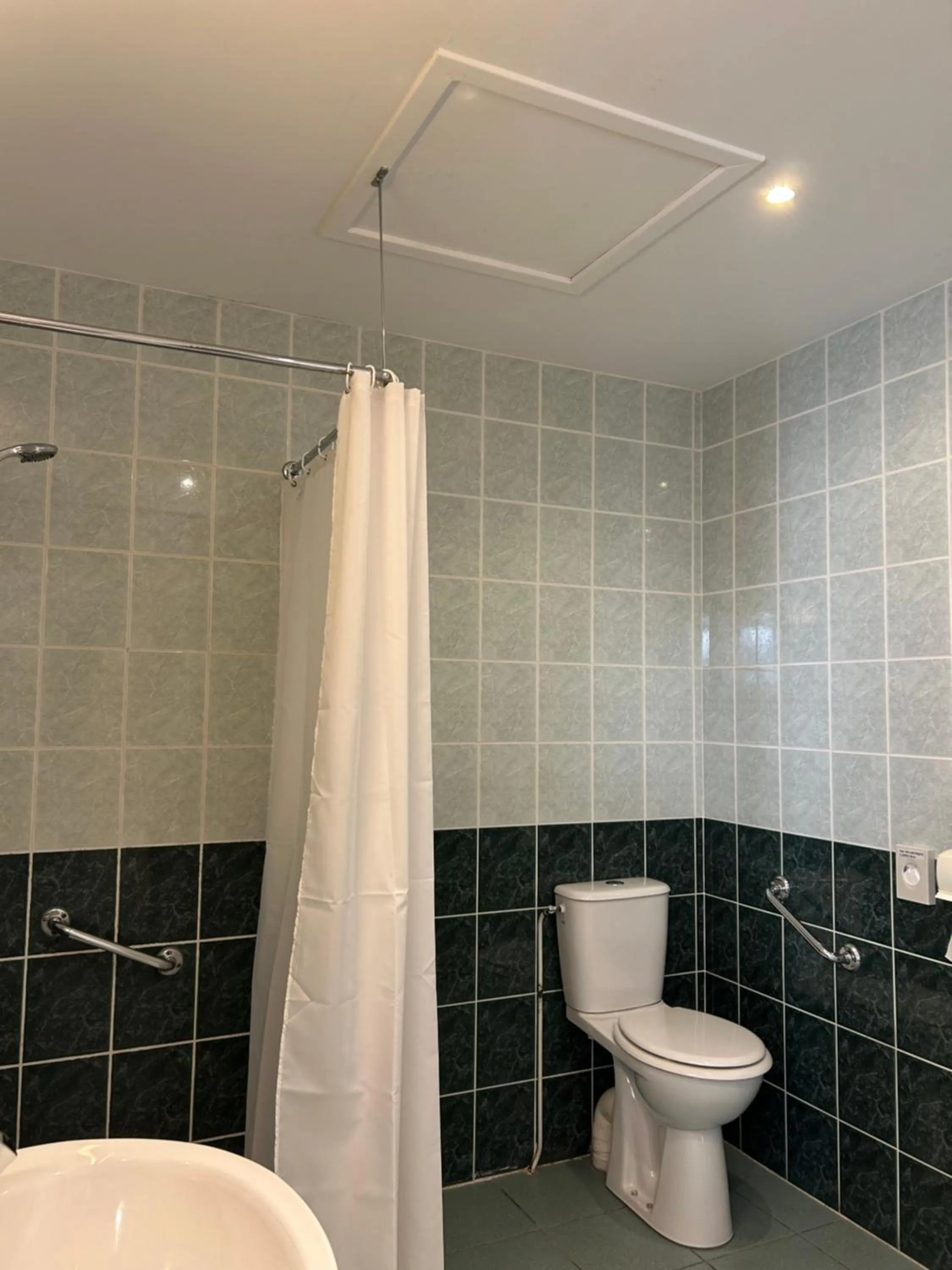 Bathroom in Hôtel des Ducs