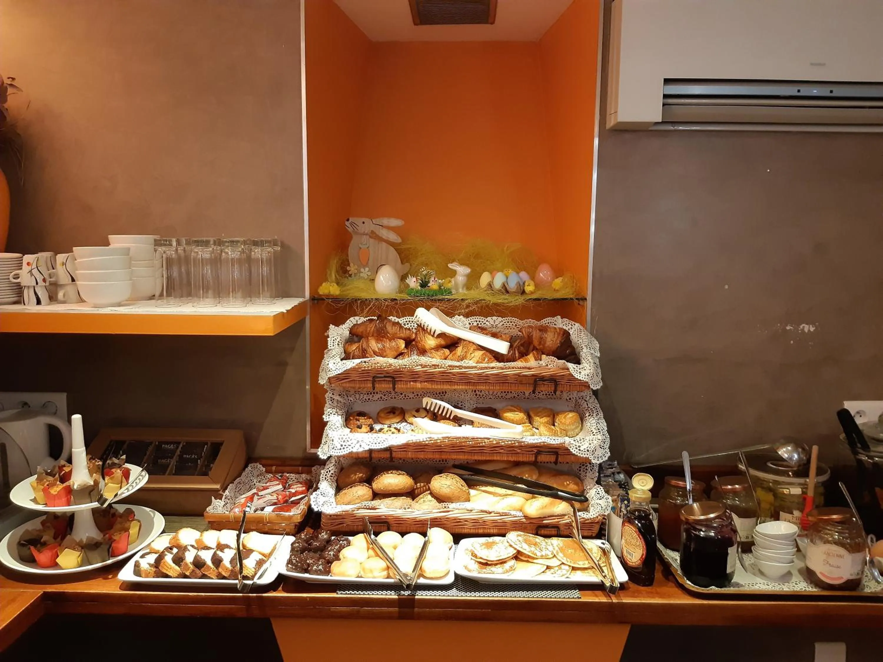 Breakfast in Hôtel Lumières Montmartre Paris