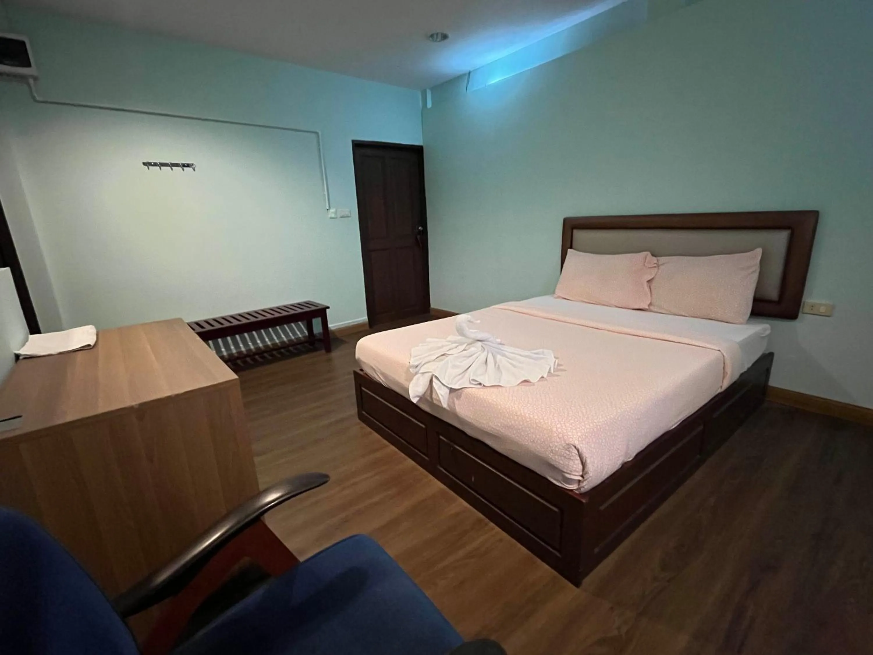 Photo of the whole room, Bed in Excel Hotel Bangkok former Sri Krungthep Hotel