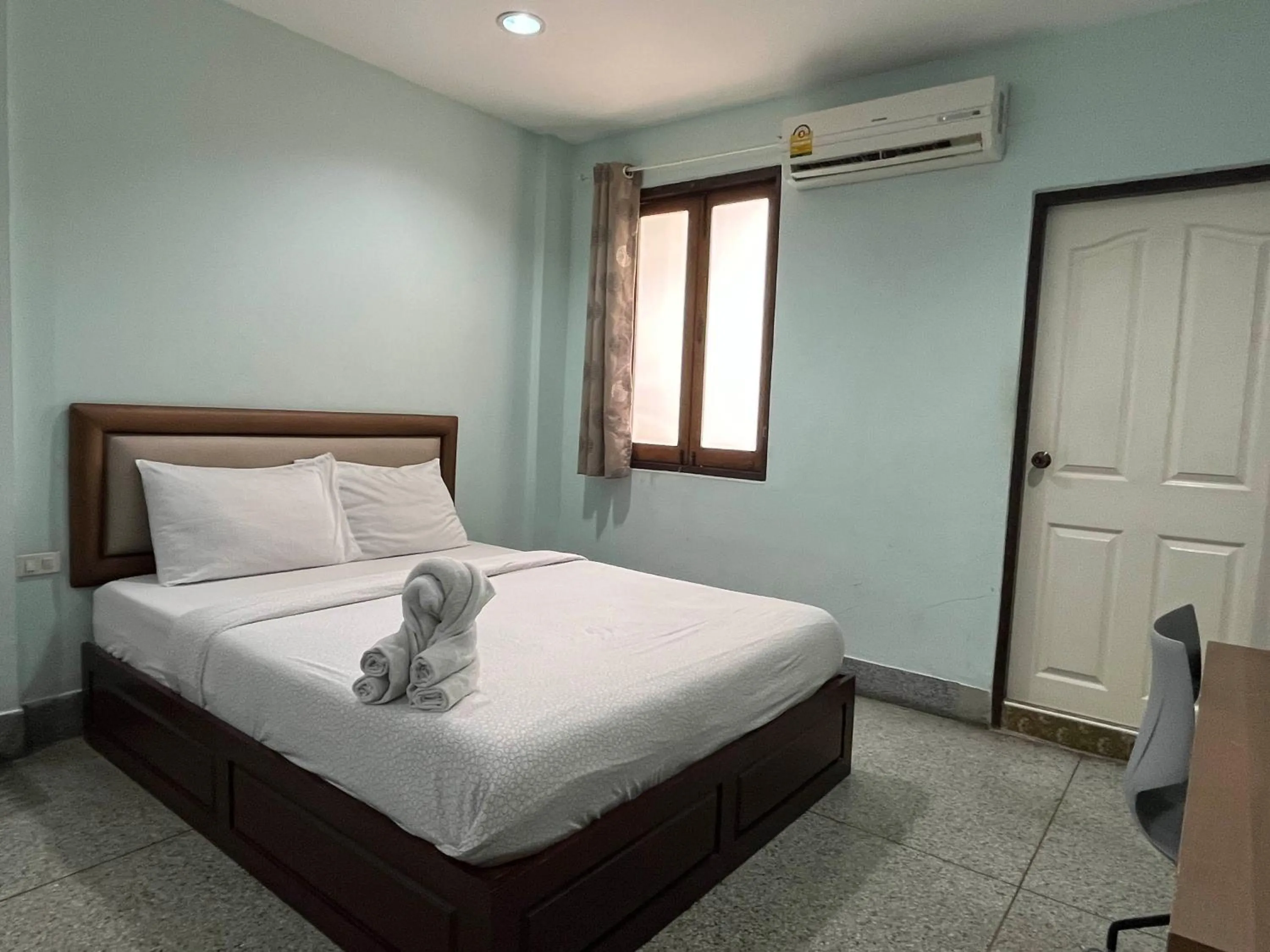 Photo of the whole room, Bed in Excel Hotel Bangkok former Sri Krungthep Hotel