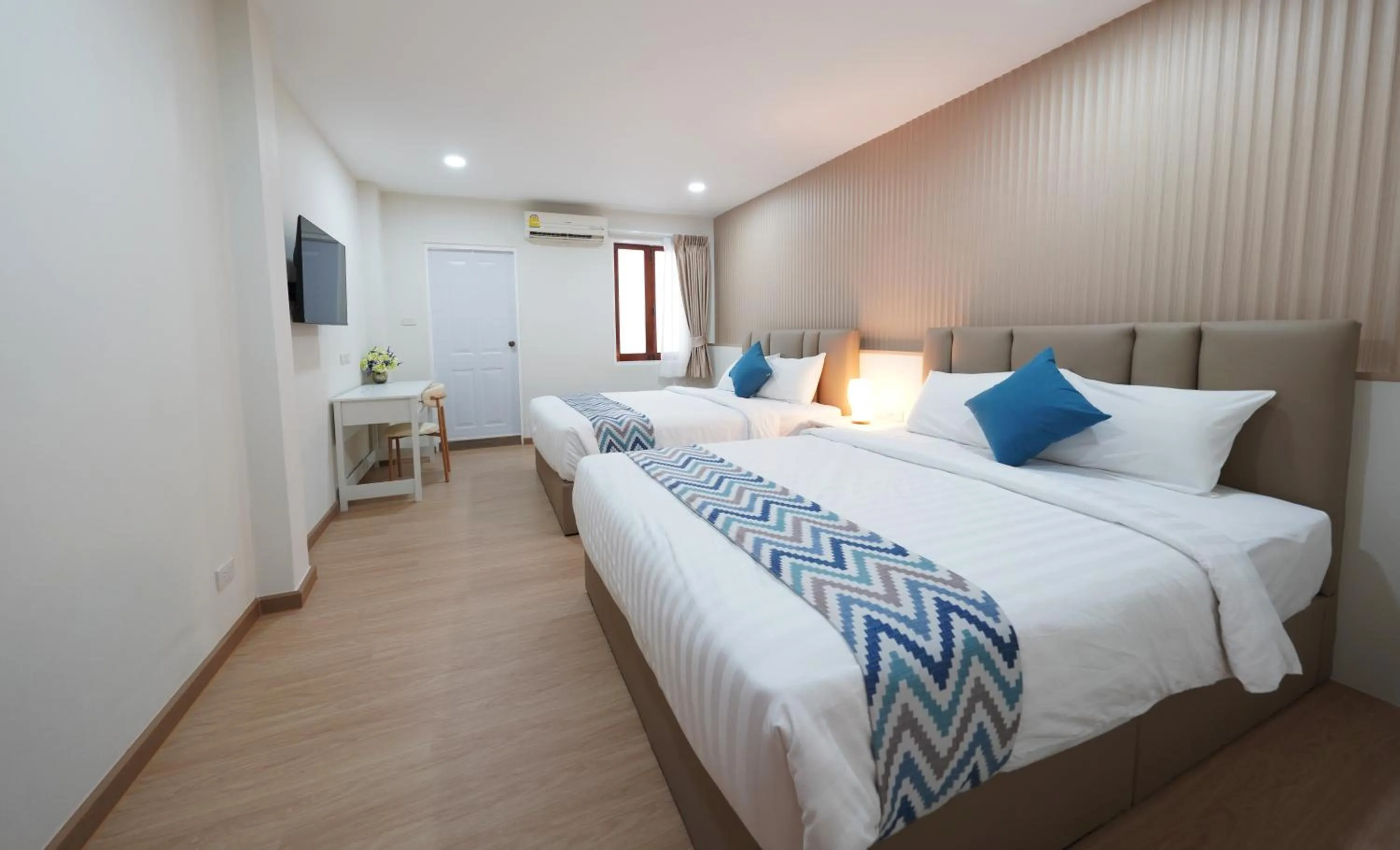 Photo of the whole room, Bed in Excel Hotel Bangkok former Sri Krungthep Hotel