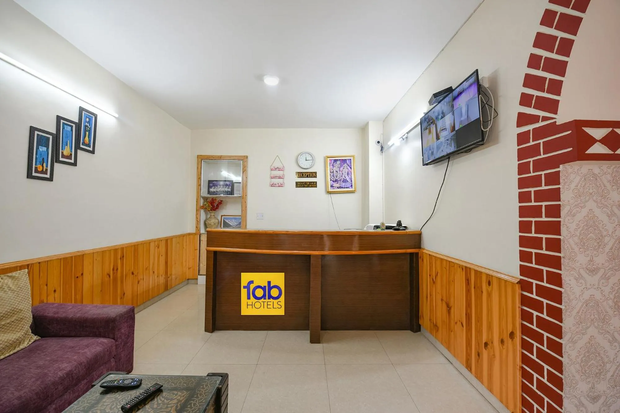 Lobby or reception in FabHotel Misty Hills Nehru Kund