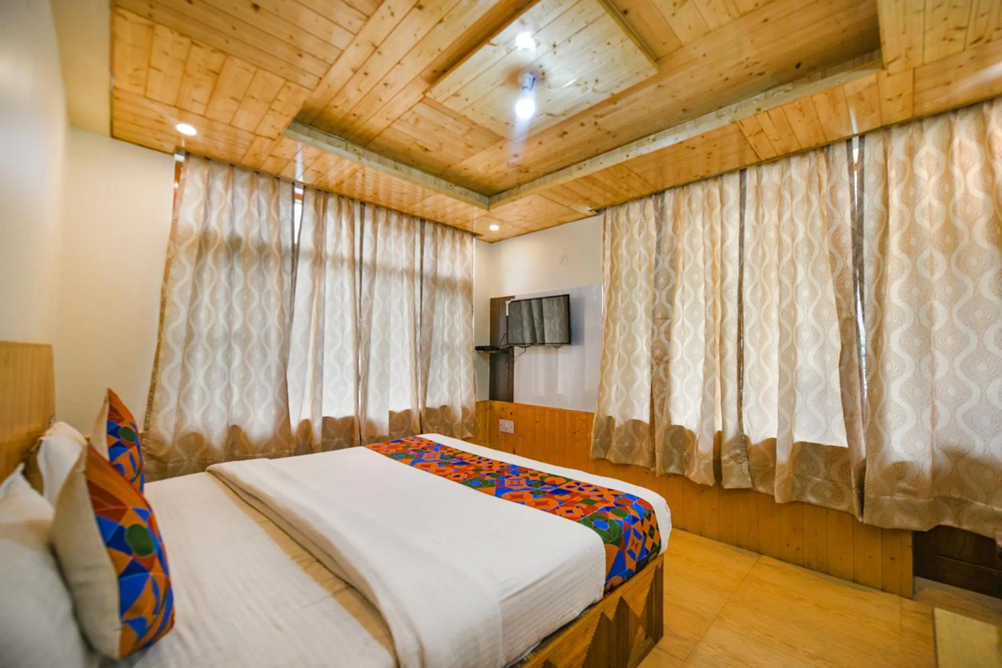 Bed in FabHotel Misty Hills Nehru Kund