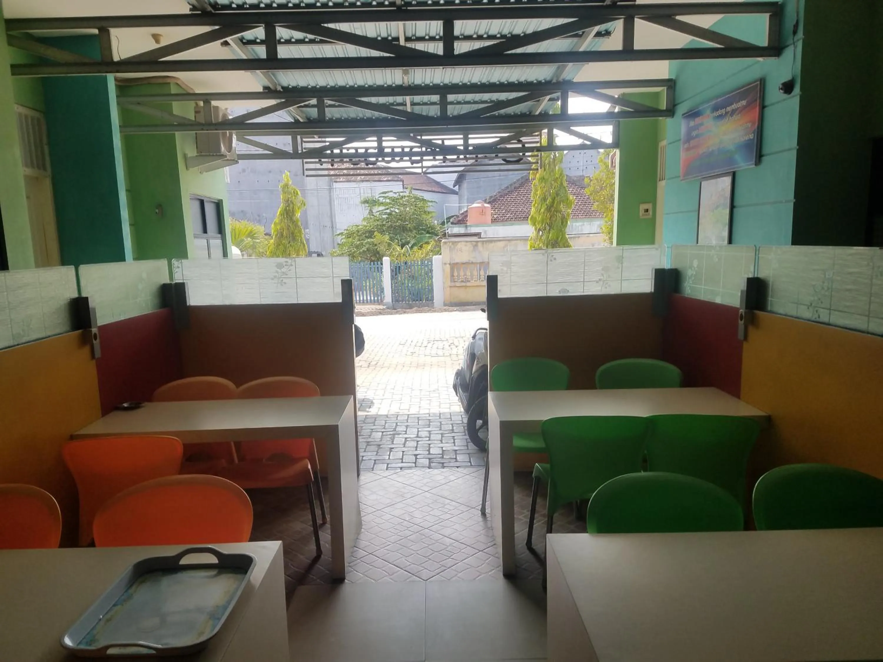 Restaurant/places to eat in Cendrawasih Syariah Homestay