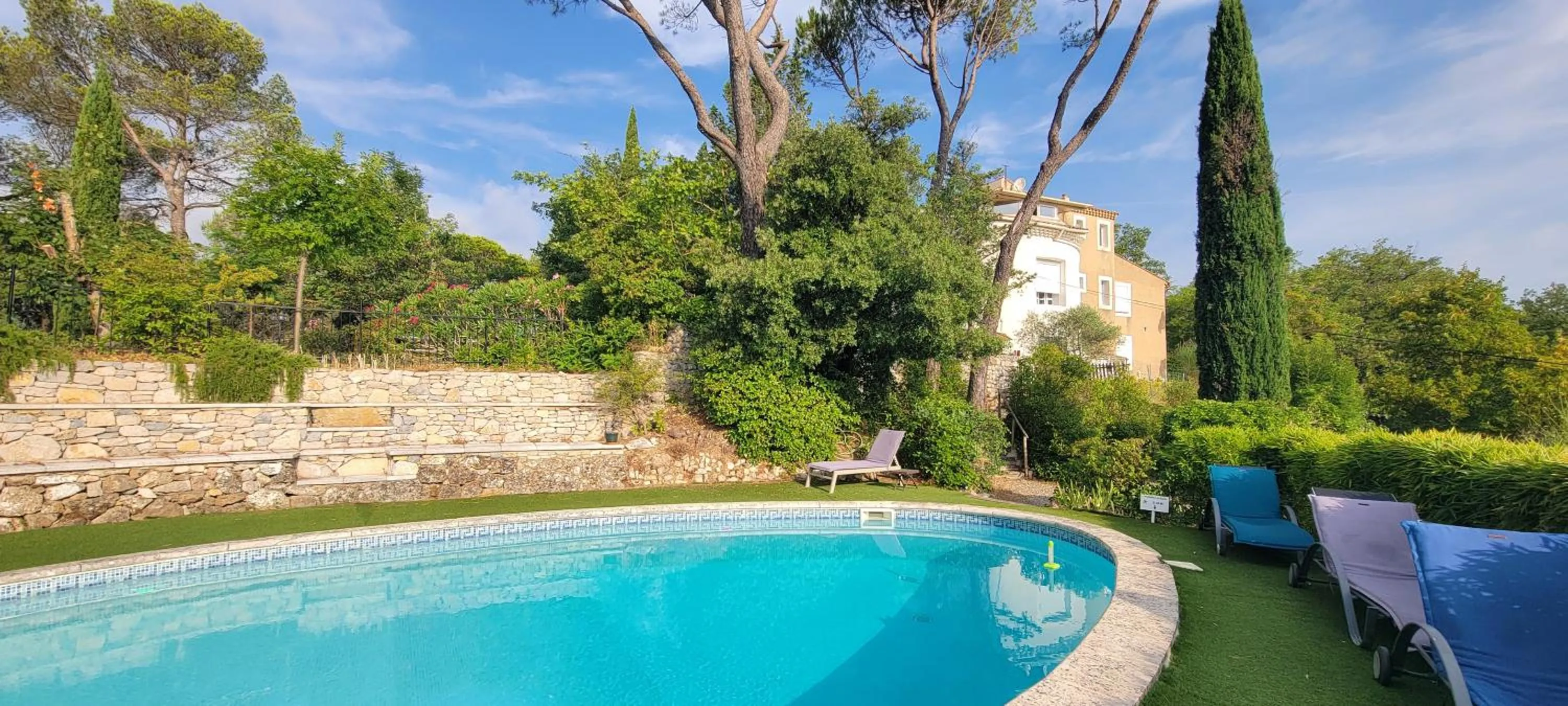 Pool view in Le Moulin de Varrians