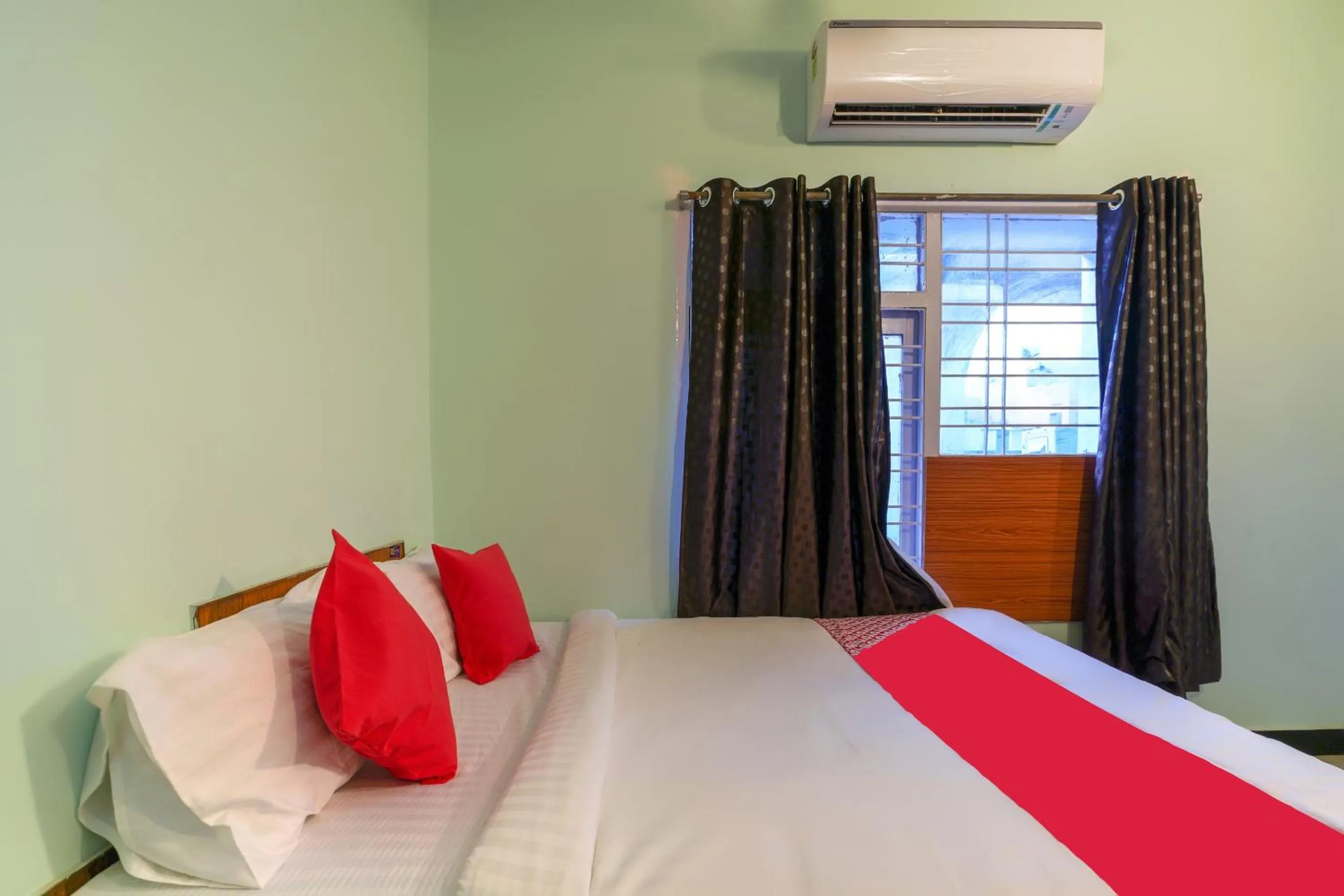 Bedroom, Bed in Hotel O Raja Residency Near Snow World