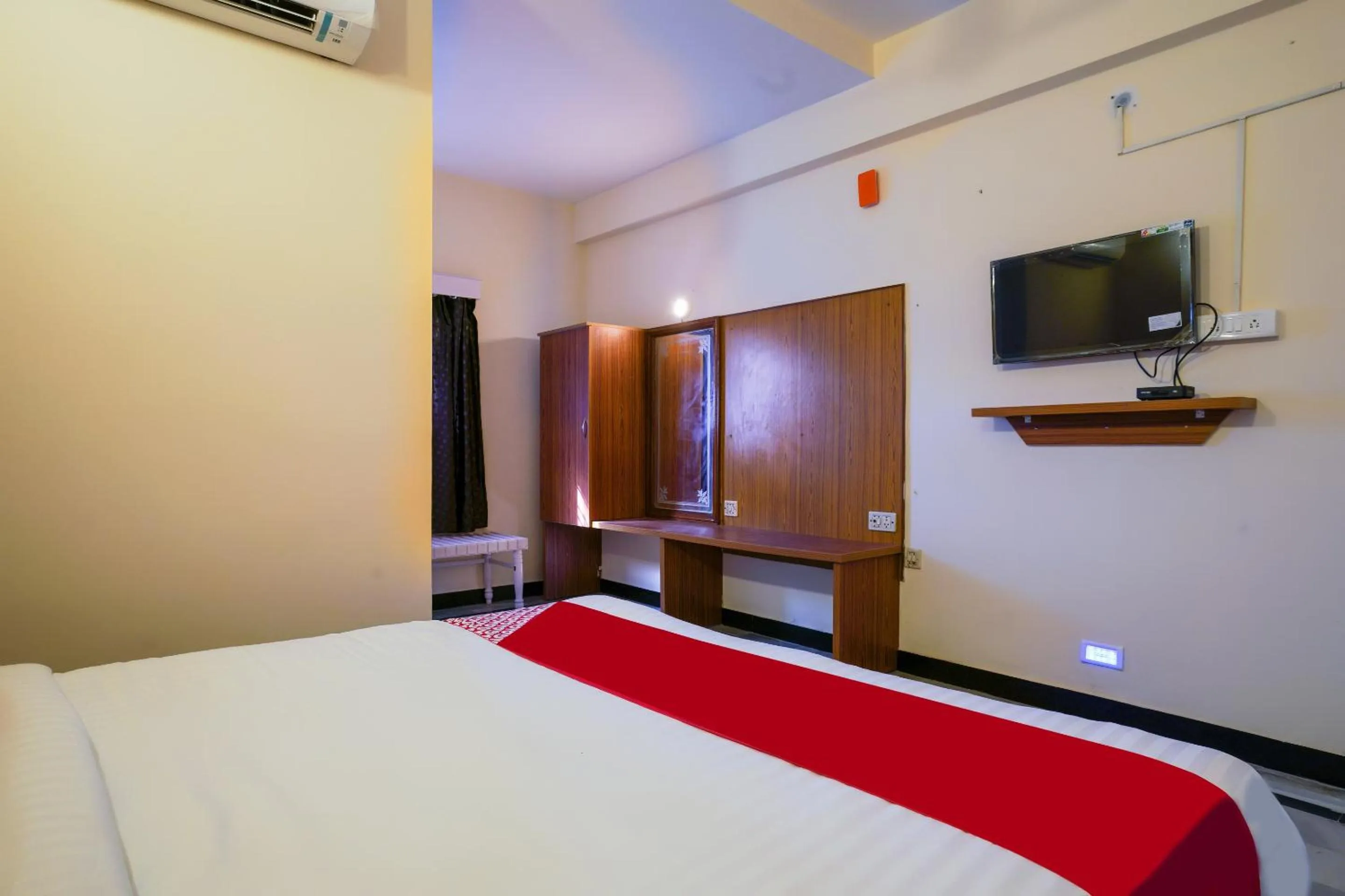 Bedroom, Bed in Hotel O Raja Residency Near Snow World