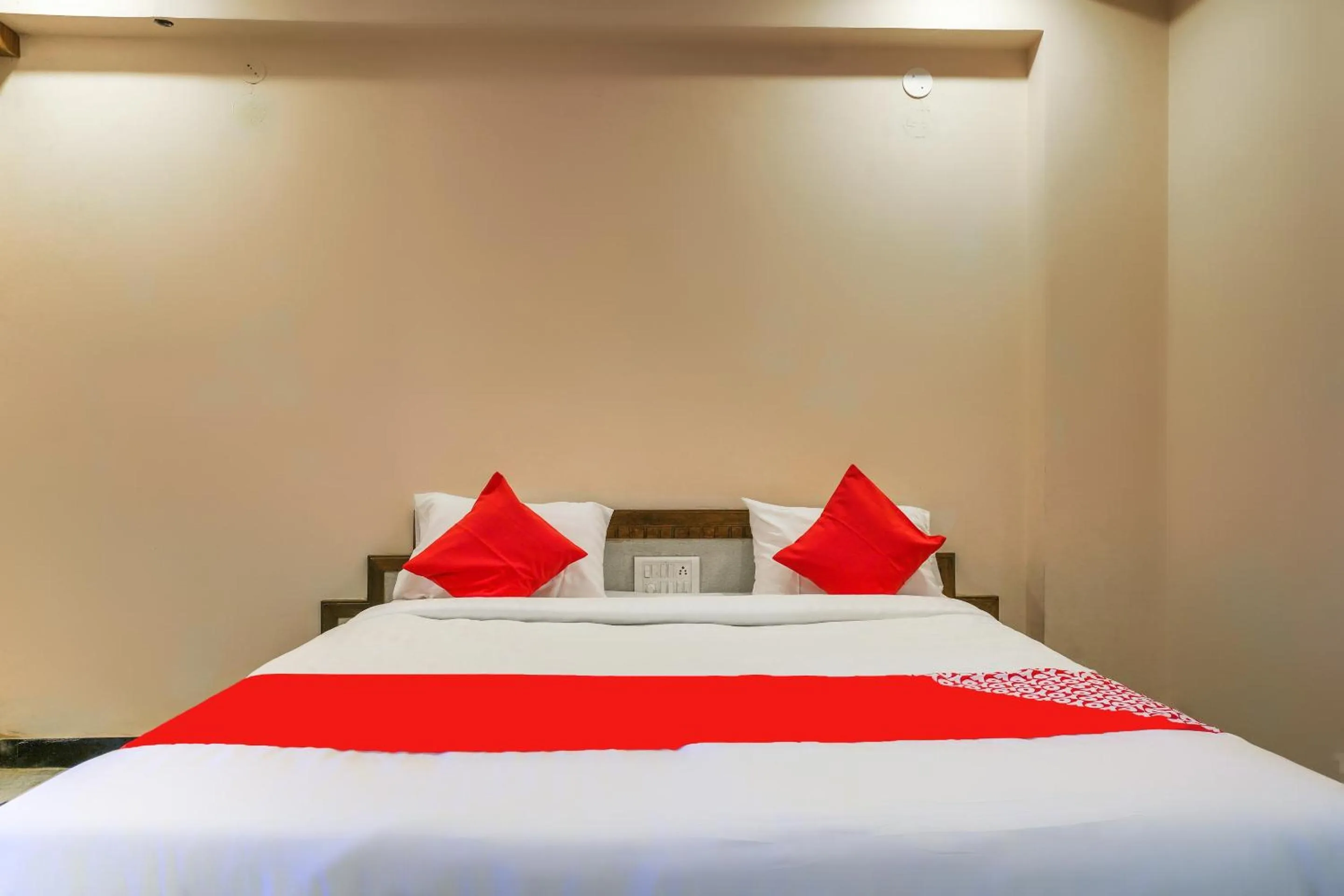 Bedroom, Bed in Hotel O Raja Residency Near Snow World